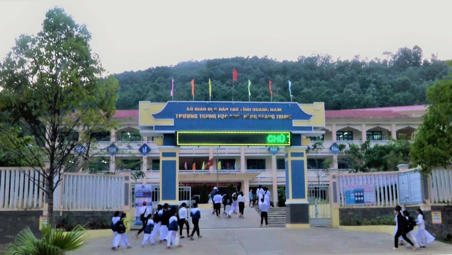 Trường THPT Quang Trung (thị trấn P’rao, Đông Giang) là một trong những trường đầu tiên ở Quảng Nam xây dựng mô hình “Trường học hạnh phúc”. Ảnh: L.N