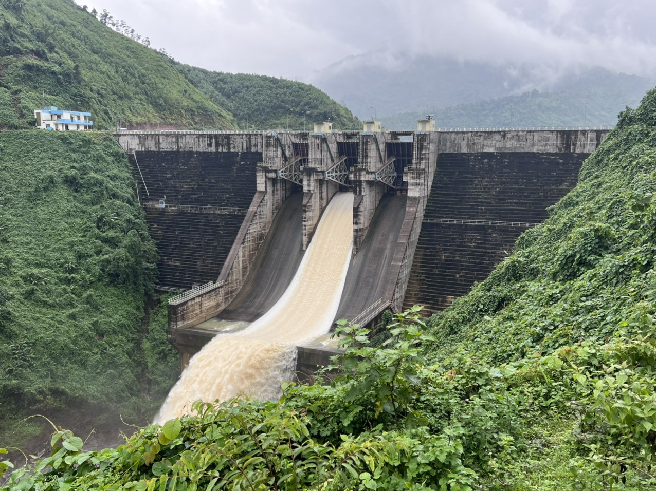 Thủy điện A Vương vận hành điều tiết hồ chứa an toàn trong mùa mưa bão.