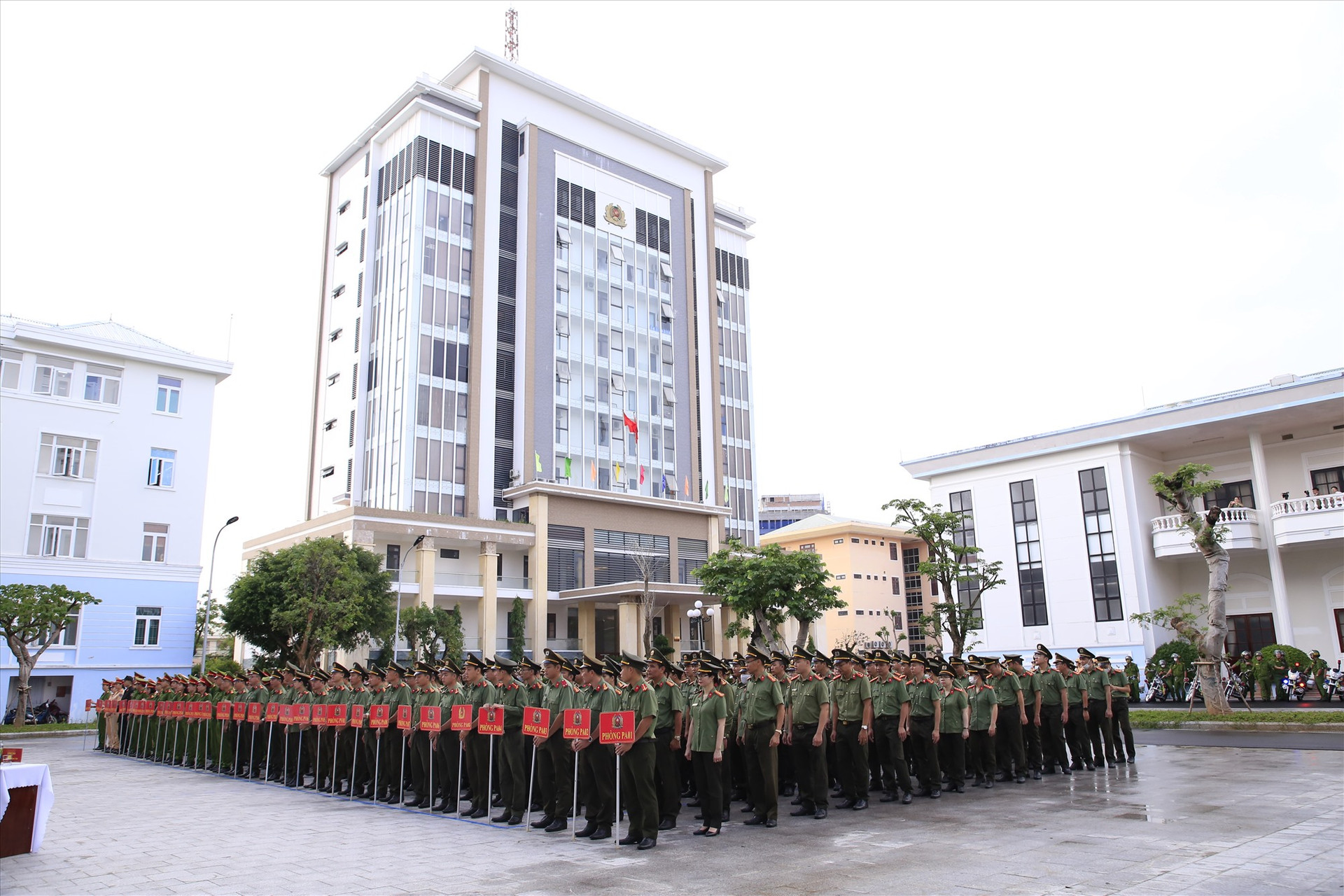 Đông đảo lực lượng Công an tỉnh, Công an TP.Tam Kỳ và Công an huyện Phú Ninh dự lễ ra quân.