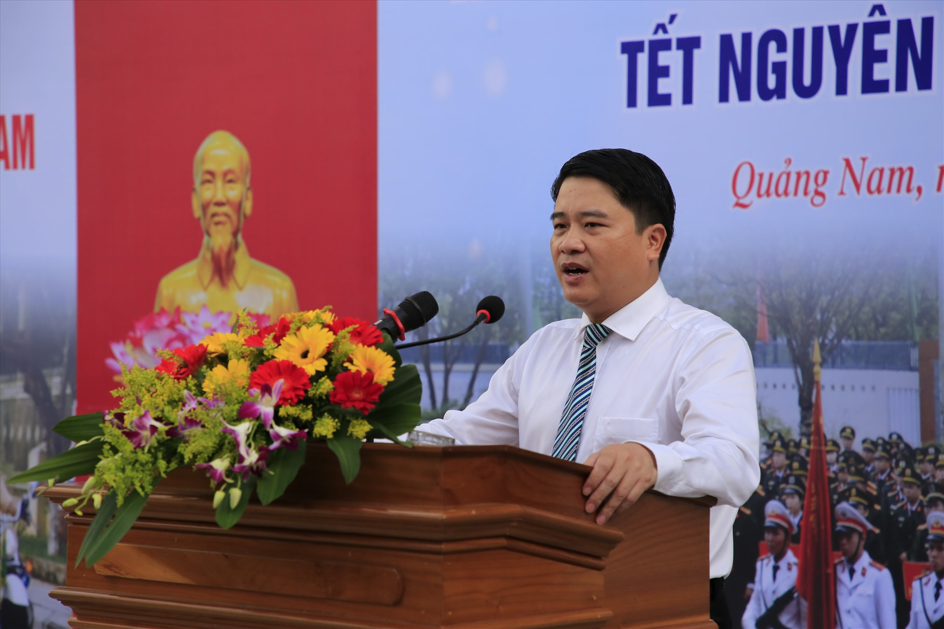 Phó Chủ tịch UBND tỉnh Trần Văn Tân phát biểu tại lễ ra quân