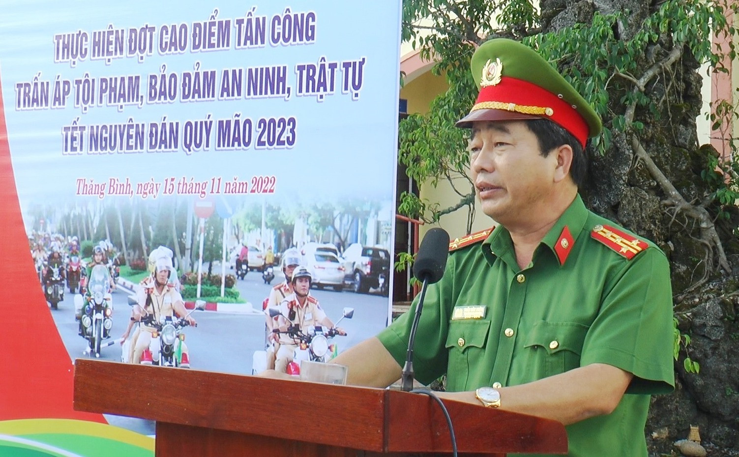 Đại tá Trần Văn Xuân, Trưởng Công an huyện Thăng Bình phát lệnh ra quân. Ảnh: Đ.H