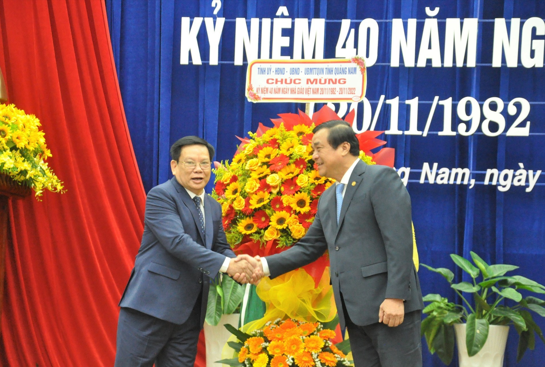 Bí thư Tỉnh ủy, Chủ tịch HĐND tỉnh Phan Việt Cường tặng hoa chúc mừng ngày Nhà giáo Việt Nam. Ảnh: X.P