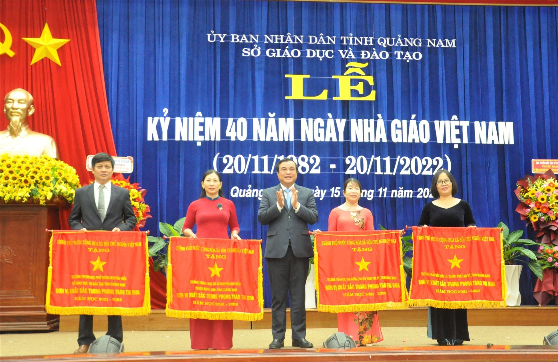 Bí thư Tỉnh ủy Phan Việt Cường tặng cờ thi đua của Chính phủ cho 4 tập thể. Ảnh: X.P