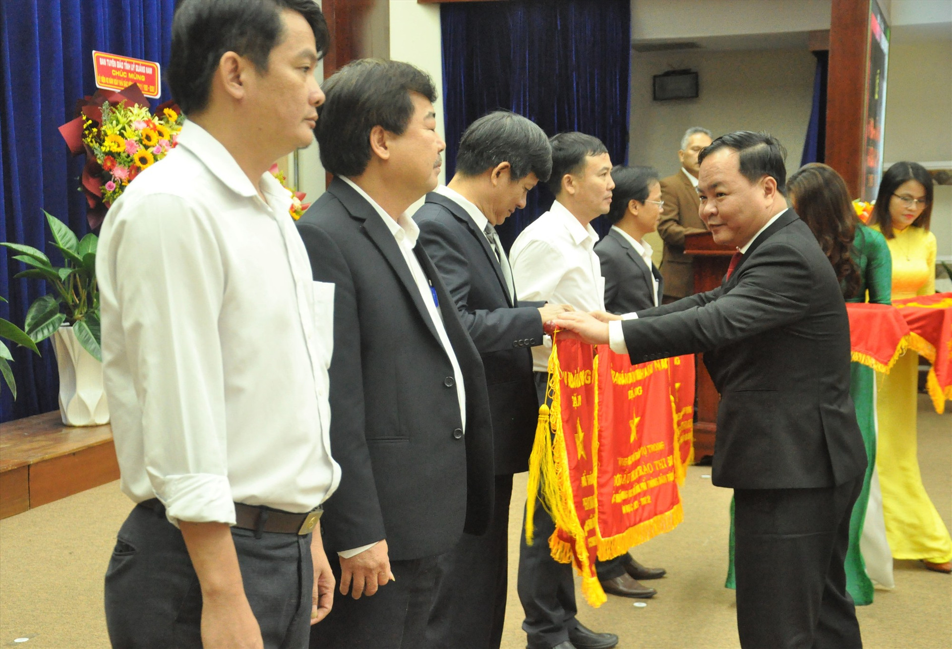 Phó Chủ tịch UBND tỉnh Nguyễn Hồng Quang tặng cờ thi đua của UBND tỉnh cho các trường học. Ảnh: X.P