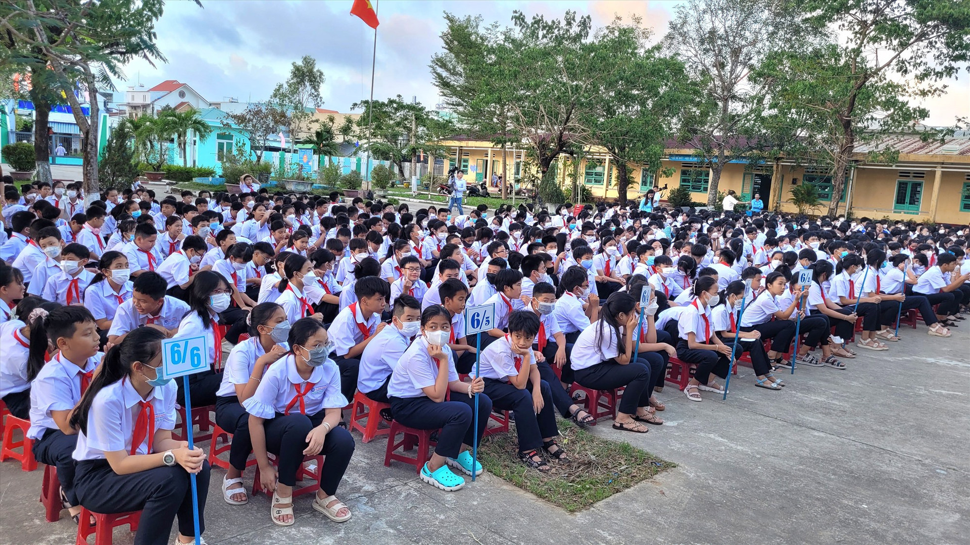 Hơn 500 em học sinh và thầy cô Trường THCS Lê Hồng Phong tham dự phiên tòa giả định. Ảnh: M.L