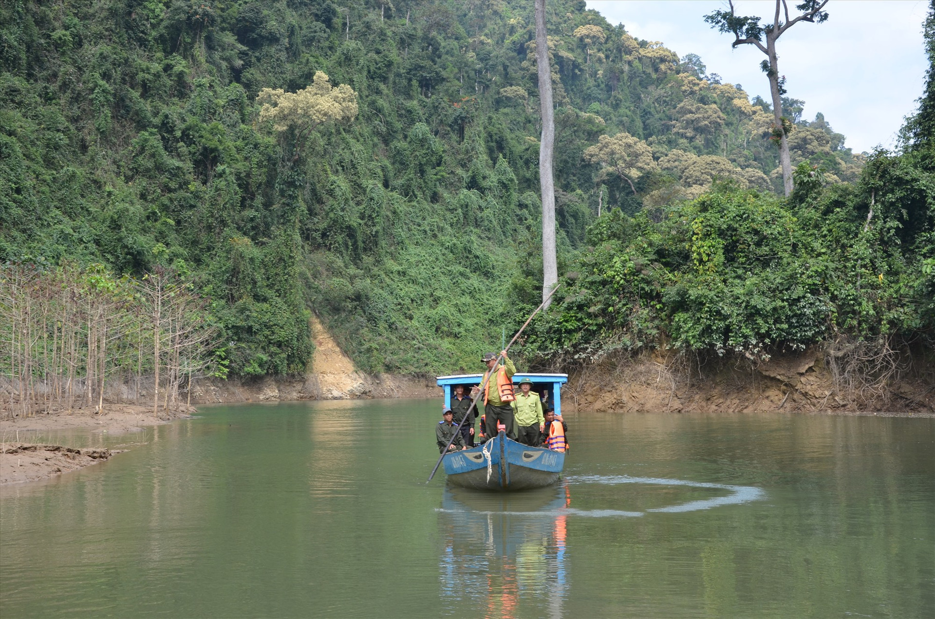 Lực lượng bảo vệ rừng chuyên trách Vườn quốc gia Sông Thanh tuần tra trong lưu vực lòng hồ thủy điện Đắc Mi, thuộc huyện Phước Sơn