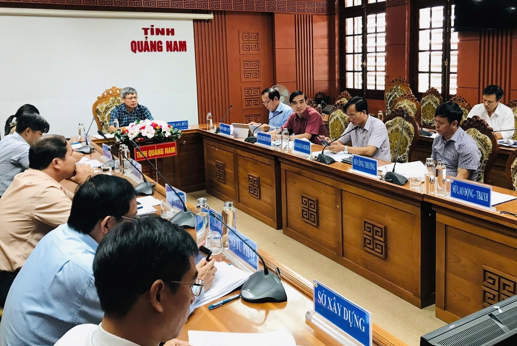 Phó Chủ tịch UBND tỉnh Hồ Quang Bửu chủ trì cuộc họp với lãnh đạo Sở NN&PTNT và các ngành liên quan. Ảnh: N.P