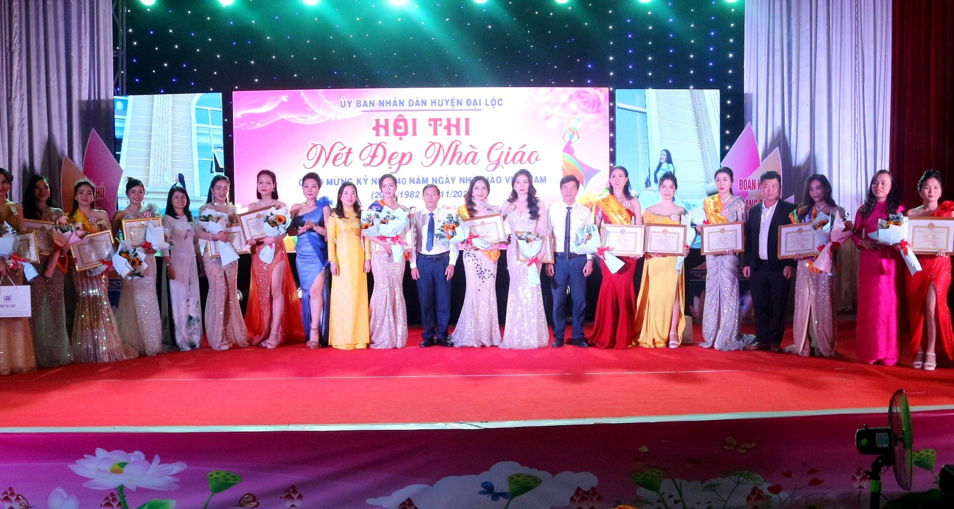 Trao giải hội thi “Nét đẹp nhà giáo” được tổ chức nhân kỷ niệm 40 năm ngày Nhà giáo Việt Nam. Ảnh: T.C.T