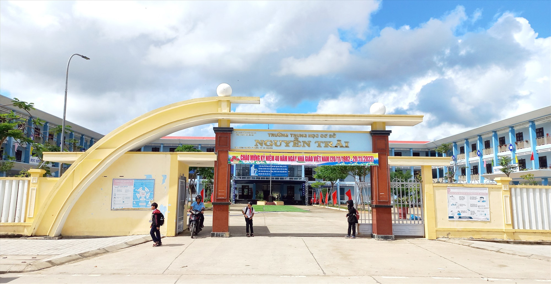 Trường THCS Nguyễn Trãi (thị trấn Ái Nghĩa) được xây dựng tại địa điểm mới với tổng kinh phí hơn 44 tỷ đồng. Ảnh: TCT