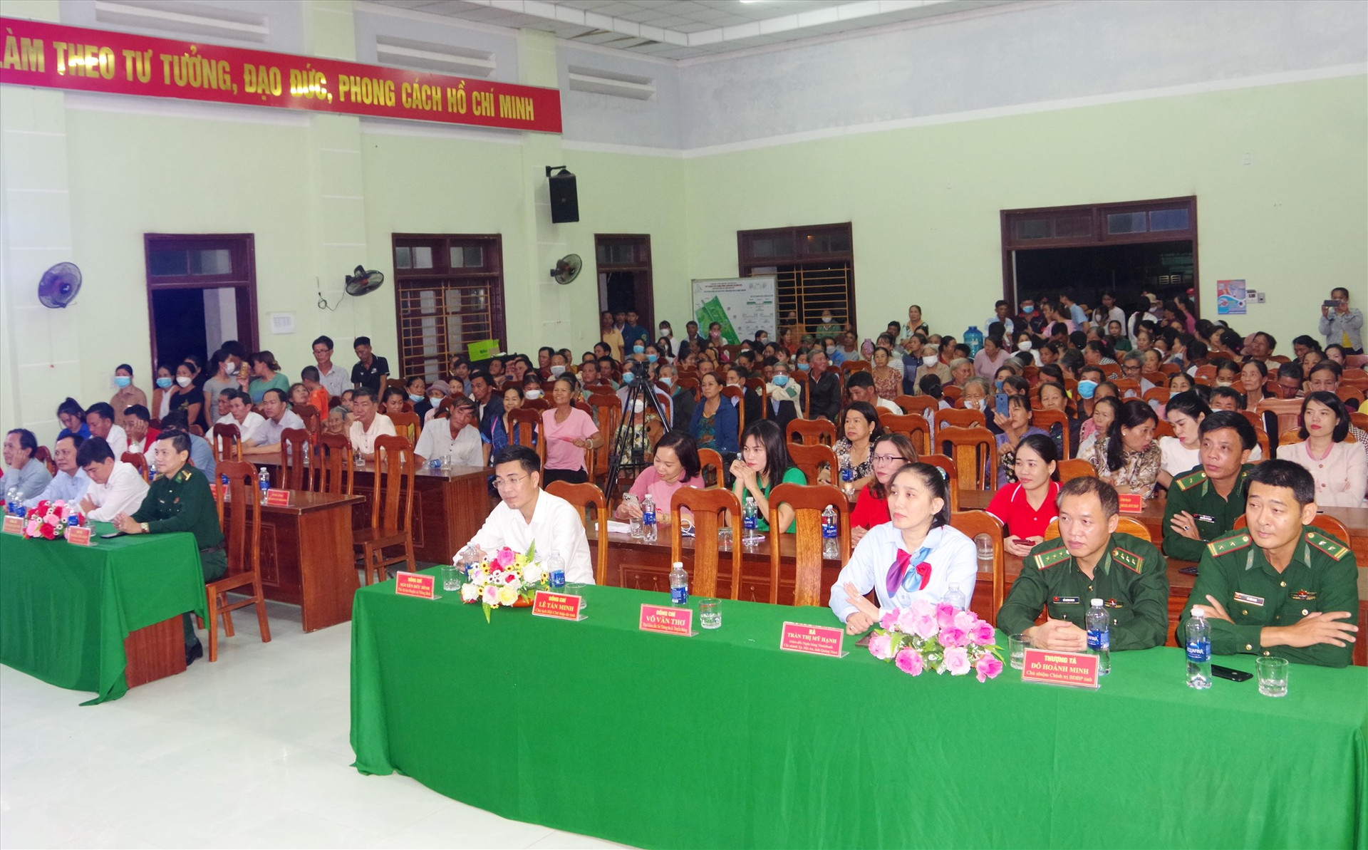 Đông đảo người dân các xã ven biển của huyện Thăng bình đến xem và cổ vũ chương trình.