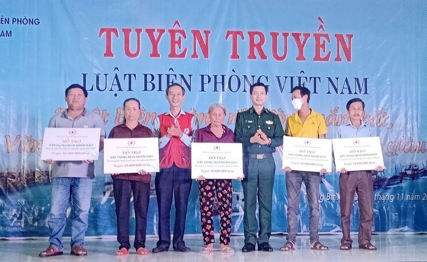 Lãnh đạo Hội Chữ Thập đỏ tỉnh và Bộ Chỉ huy BĐBP tỉnh trao biển tượng trưng xây dựng nhà nhân đạo cho 5 hộ gia đình khó khăn của xã Bình Hải.