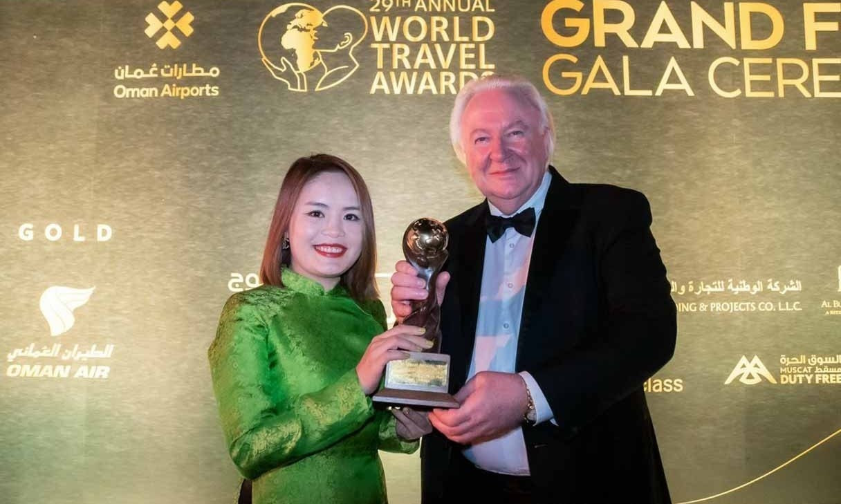 Than Thi Thu Huyen, CEO of the Hoi An Memories Land (left) receives the World Leading Entertainment Destination 2022 at the World Travel Awards in Oman.