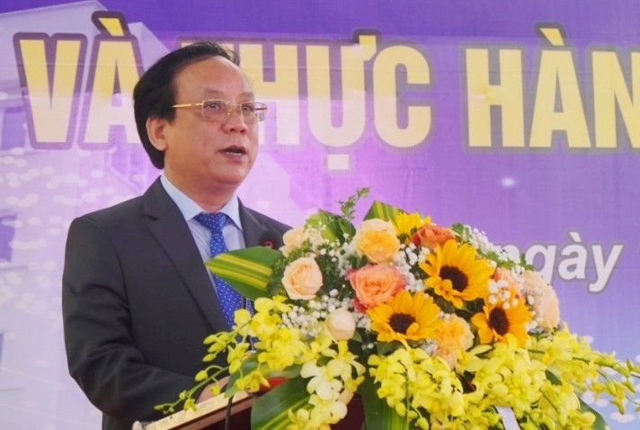 PGS.TS Nguyễn Ngọc Vũ -Giám đốc ĐH Đà Nẵng phát biểu tại buổi lễ. Ảnh XL
