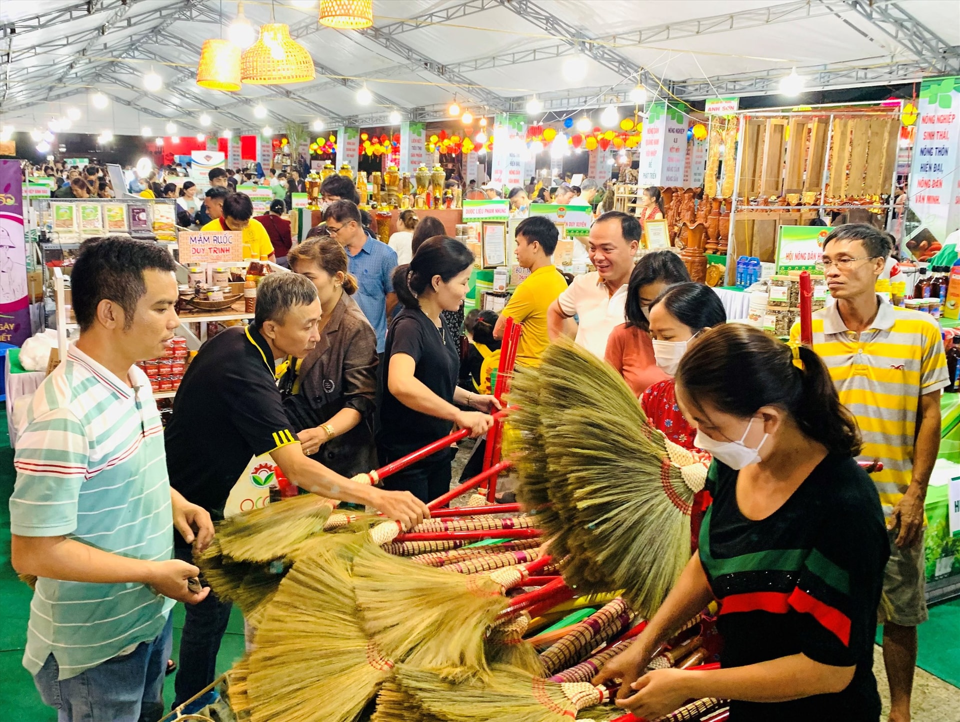 Sản phẩm chổi đốt Nhất Tuấn (Duy Trinh, Duy Xuyên) luôn được khách hàng ưa chuộng. Ảnh: N.T