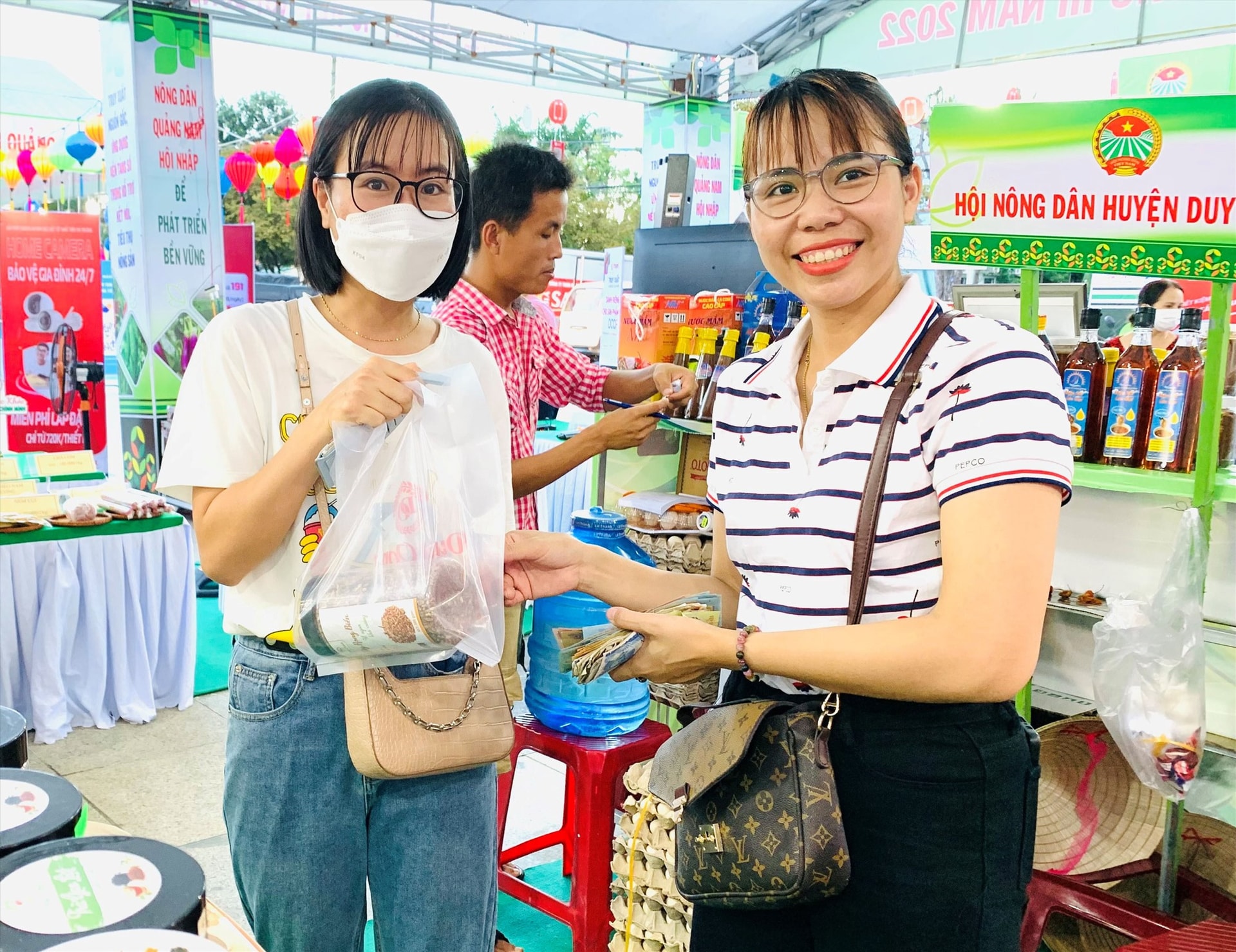 Chị Phạm Thị Duy Mỹ (bên phải) tích cực tham gia quảng bá sản phẩm ngũ cốc mang thương hiệu Duy Oanh tại các hội chợ. Ảnh: N.T