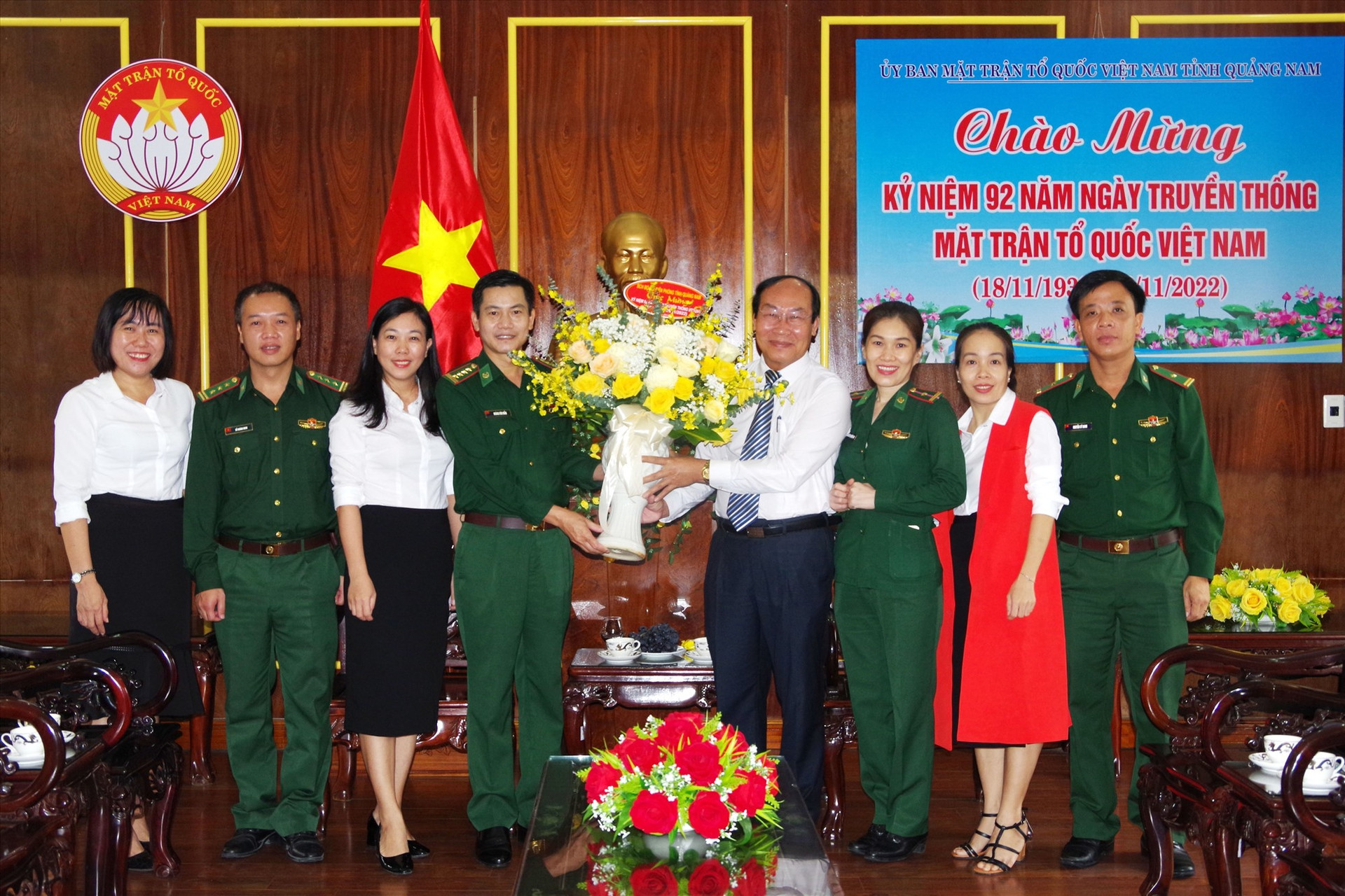 Lãnh đạo Bộ đội Biên phòng tỉnh tặng hoa chúc mừng nhân kỷ niệm 92 năm ngày thành lập MTTQ Việt Nam. Ảnh: HUỲNH CHÍN