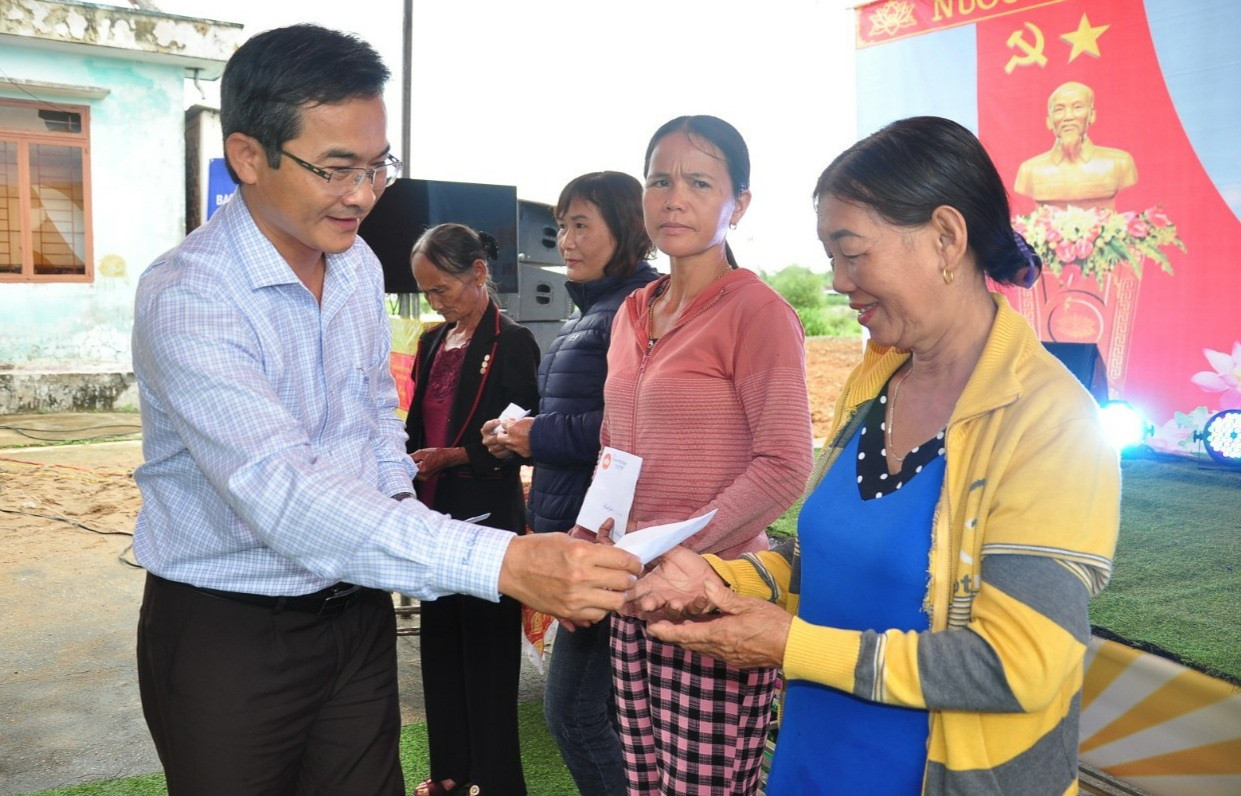 Lãnh đạo Ủy ban MTTQ Việt Nam tỉnh tặng quà cho các gia đình có hoàn cảnh kinh tế khó khăn ở thôn An Lộc. Ảnh: S.A