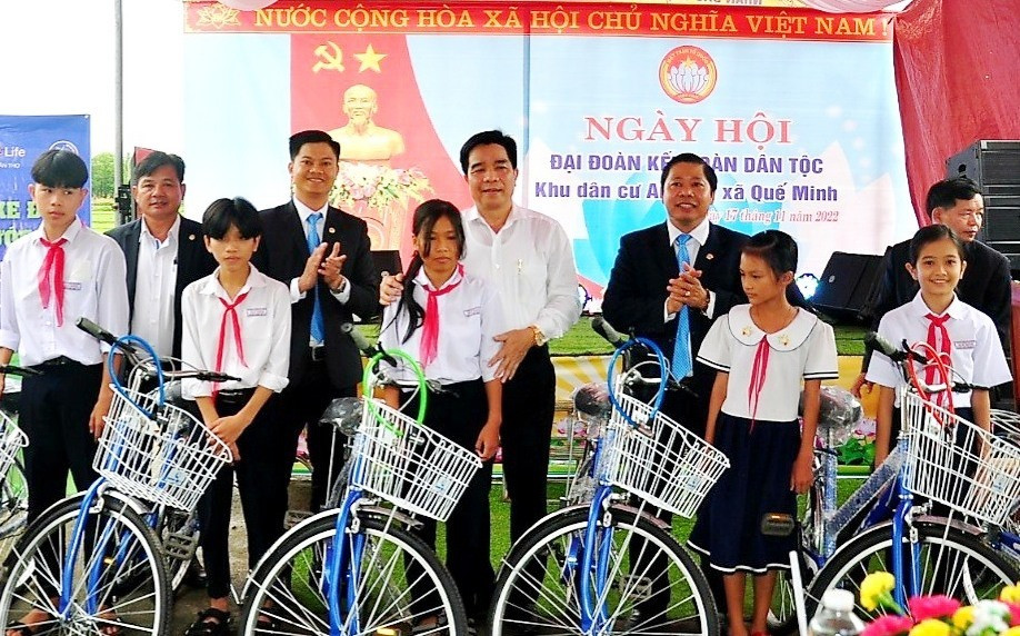 Công ty Bảo Việt nhân thọ Quảng Nam trao tặng 10 chiếc xe đạp cho các em học sinh có hoàn cảnh khó khăn trên địa bàn xã Quế Minh. Ảnh: S.A