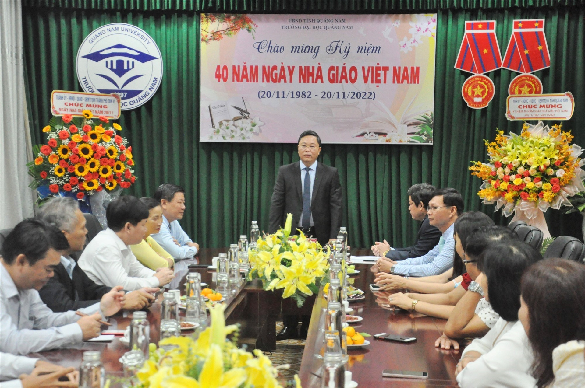 Chủ tịch UBND tỉnh Lê Trí Thanh thăm Trường Đại học Quảng Nam. Ảnh: X.P