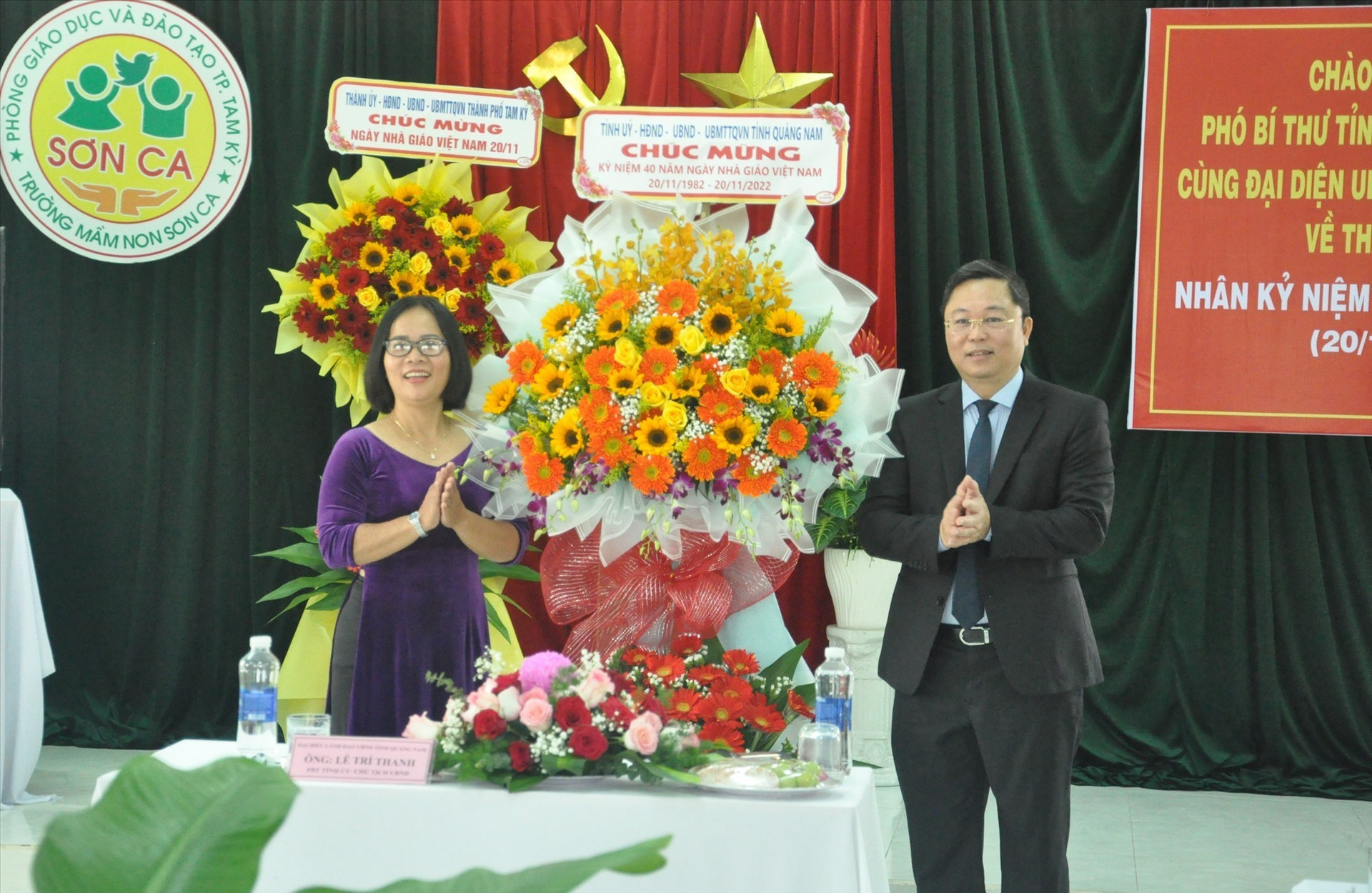 Chủ tịch UBND tỉnh Lê Trí Thanh tặng hoa chúc mừng Trường Mầm non Sơn Ca (Tam Kỳ). Ảnh: X.P