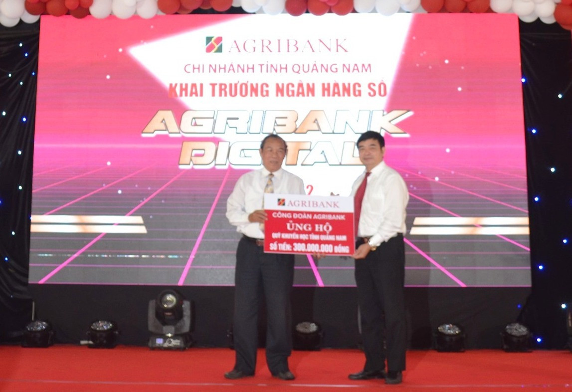Agribank chi nhánh Quảng Nam trao tặng Quỹ Khuyến học tỉnh 300 triệu đồng. Ảnh; Q.VIỆT
