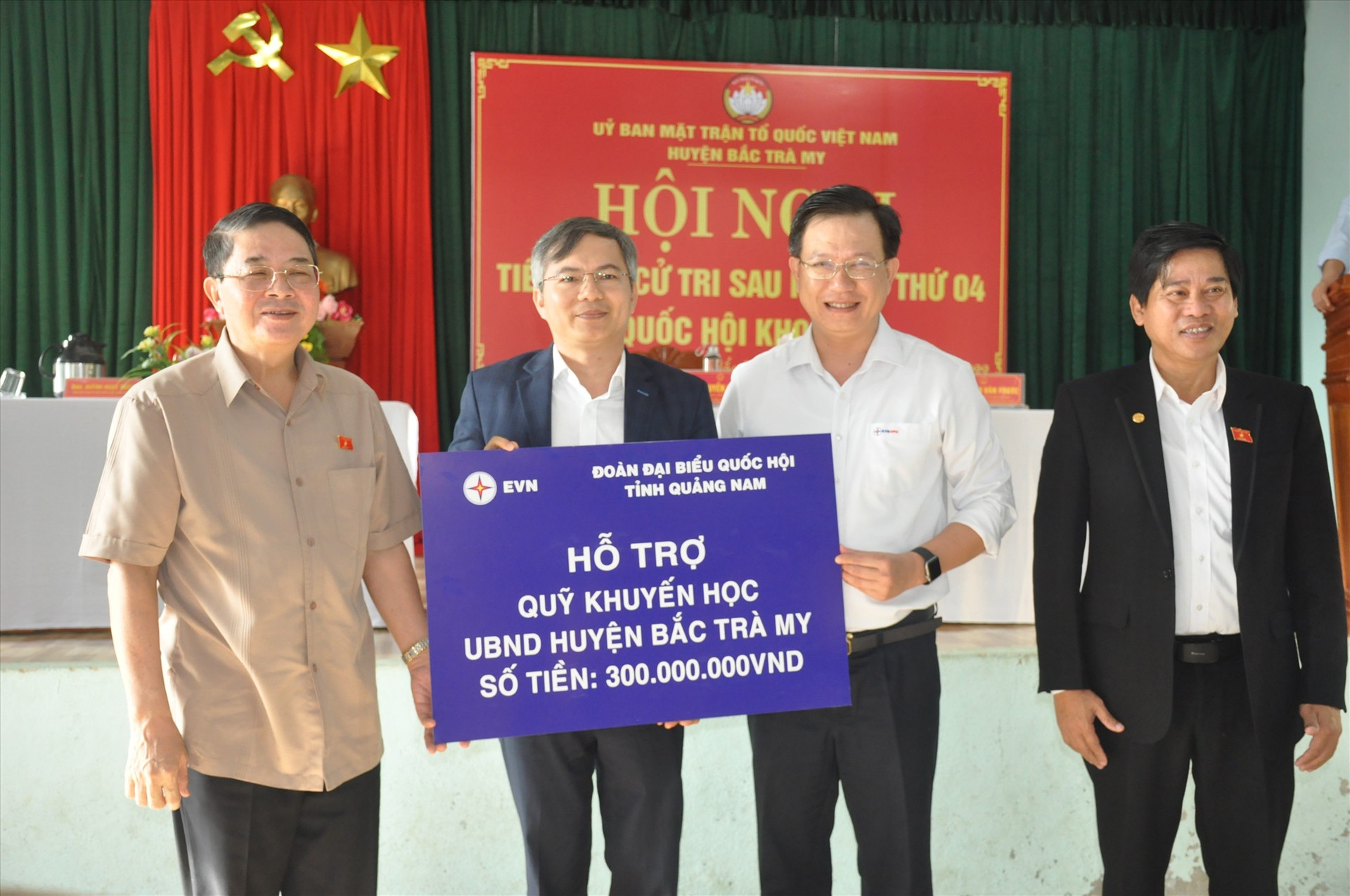 Phó Chủ tịch Quốc hội Nguyễn Đức Hải cùng đại diện Công ty Điện lực Quảng Nam trao tặng 640 triệu đồng hỗ trợ học sinh có hoàn cảnh khó khăn hiếu học của hai địa phương Nam Trà My và Bắc Trà My. Ảnh: N.Đ