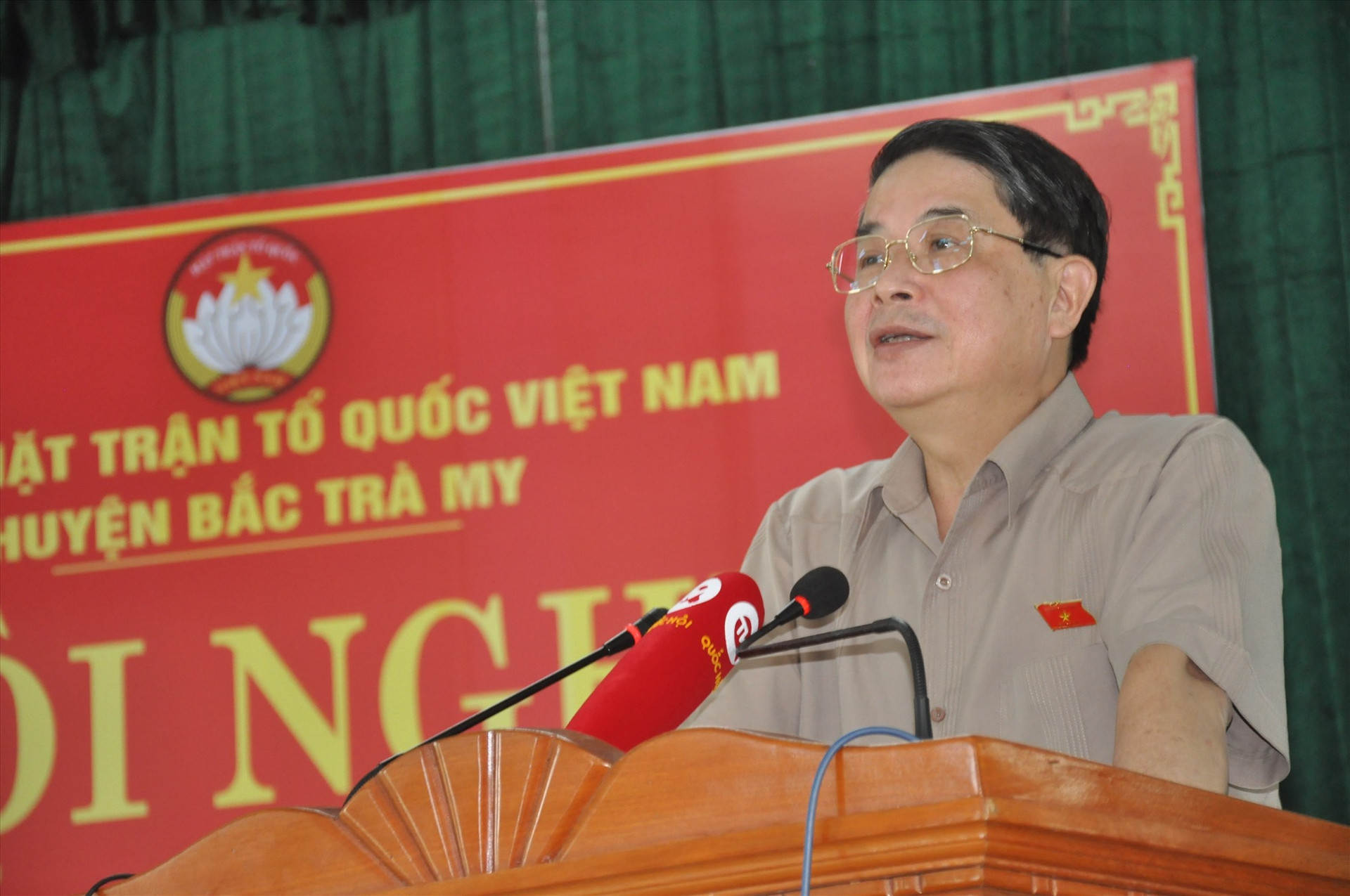 Phó Chủ tịch Quốc hội Nguyễn Đức Hải trao đổi với cử tri huyện Bắc Trà My. Ảnh: N.Đ