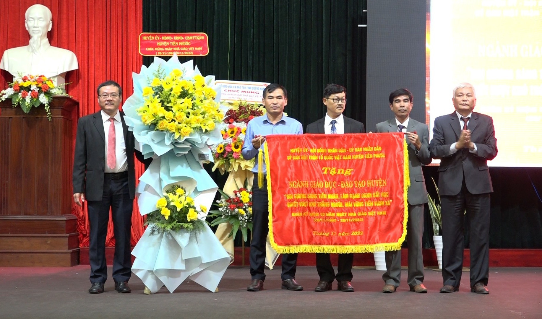 Lãnh đạo huyện Tiên Phước trao cờ thi đua của UBND tỉnh cho tập thể hoàn thành xuất sắc nhiệm vụ trong công tác giáo dục – đào tạo. Ảnh: P.HOÀNG