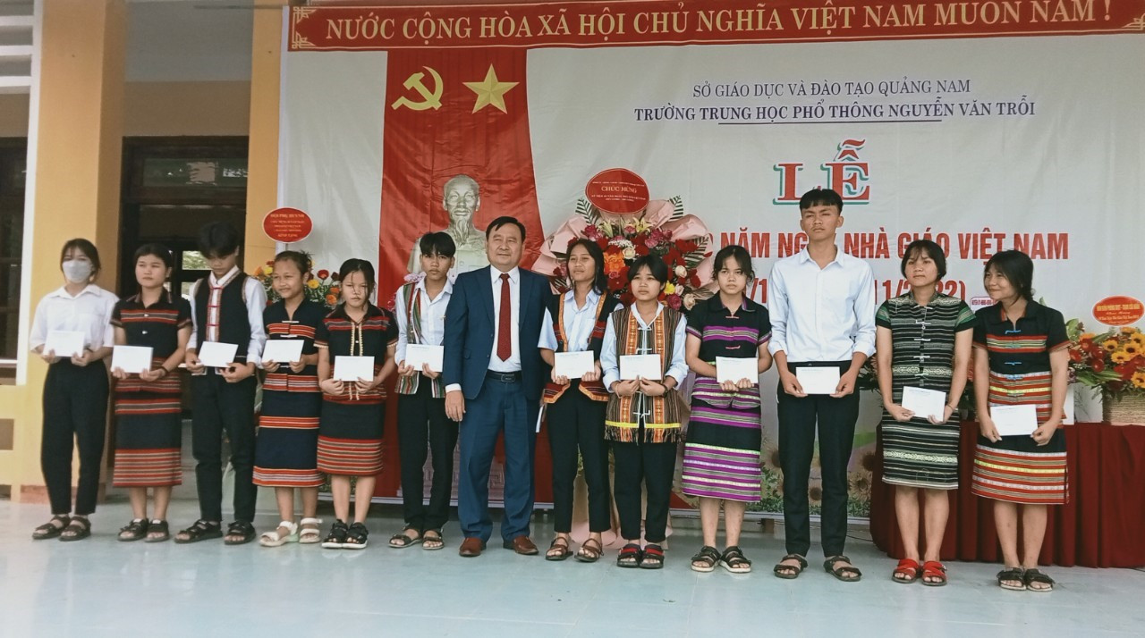 Phó Chủ tịch HĐND tỉnh - Nguyễn Công Thanh trao tặng quà cho học sinh hiếu học, khó khăn của nhà trường. Ảnh: HOÀNG LIÊN