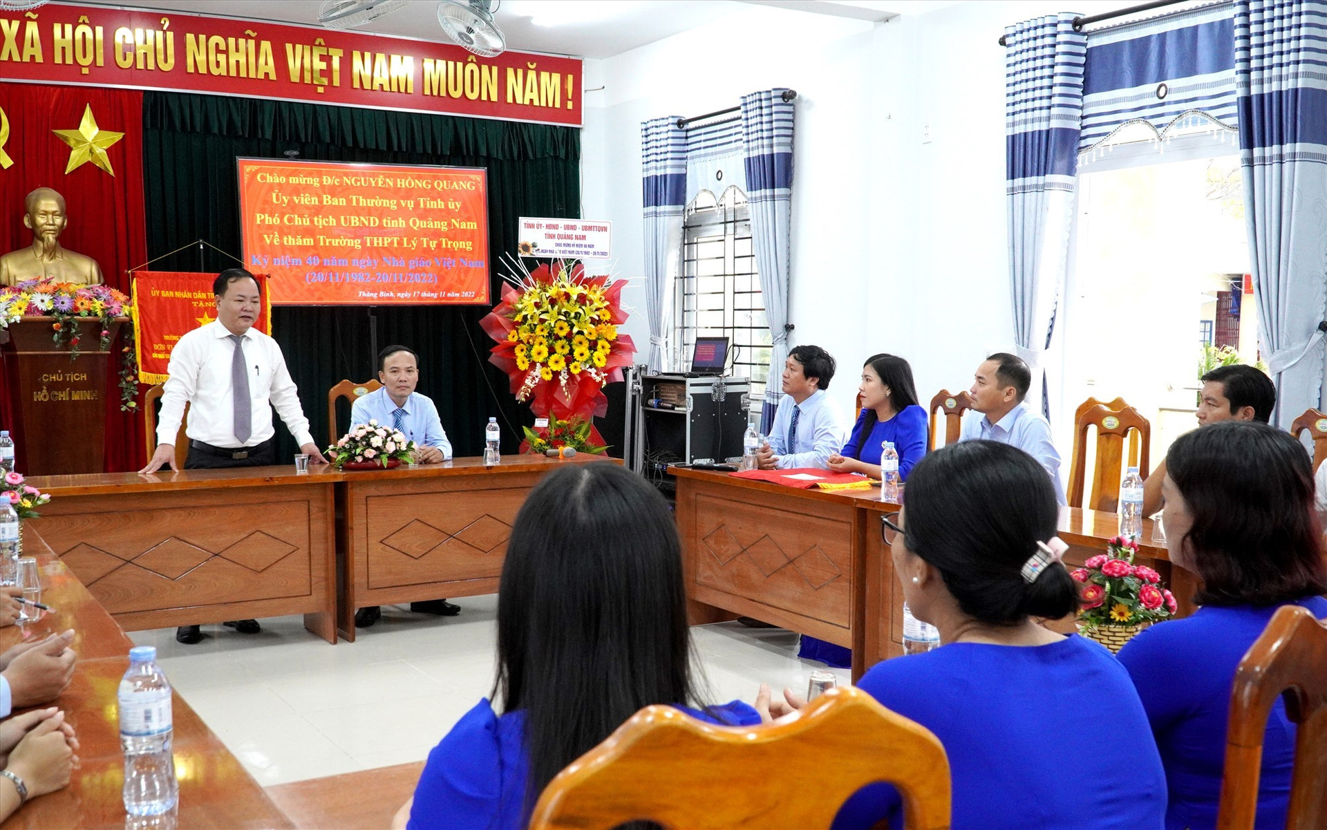 Phó Chủ tịch UBND tỉnh Nguyễn Hồng Quang trò chuyện, thăm hỏi tập thể cán bộ, giáo viên Trường THPT Lý Tự Trọng (Thăng Bình). Ảnh: H.Q