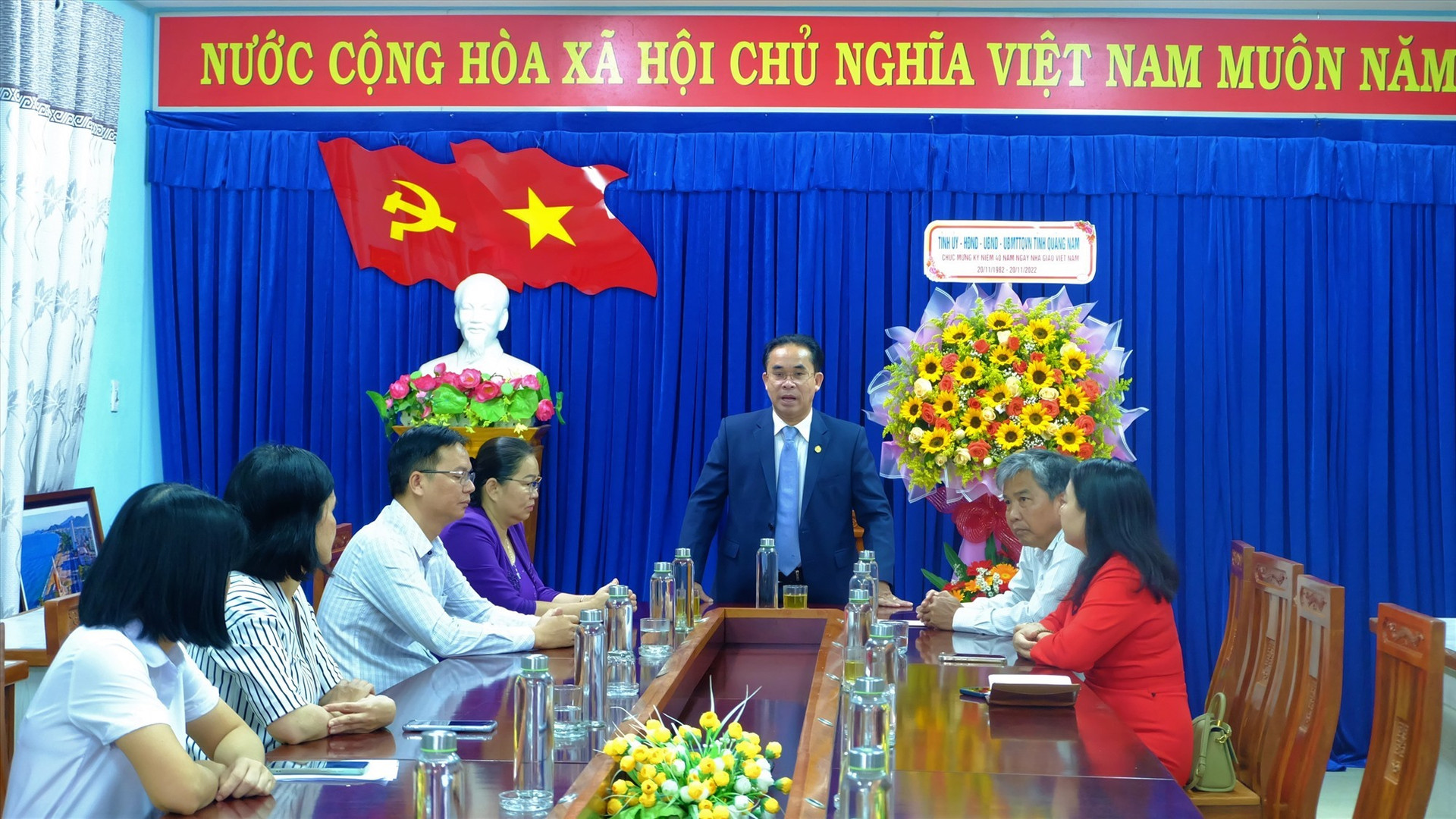 Phó Chủ tịch Trần Anh Tuấn thăm và chúc mừng Sở LĐ-TB&XH nhân Ngày Nhà giáo Việt Nam. Ảnh: M.L