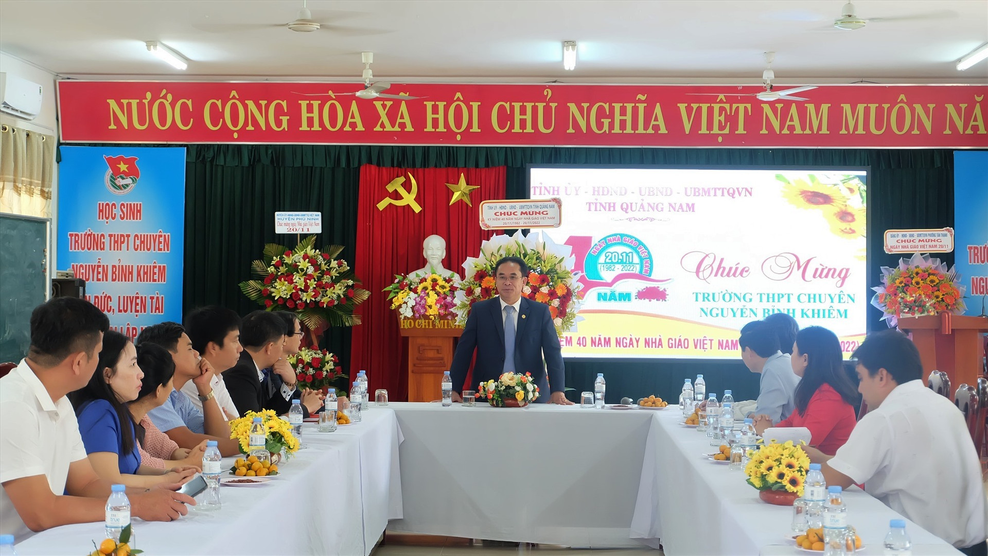 Phó Chủ tịch Trần Anh Tuấn chúc mừng những thành tích đạt được của Trường THPT chuyên Nguyễn Bỉnh Khiêm trong sự nghiệp trồng người. Ảnh: M.L