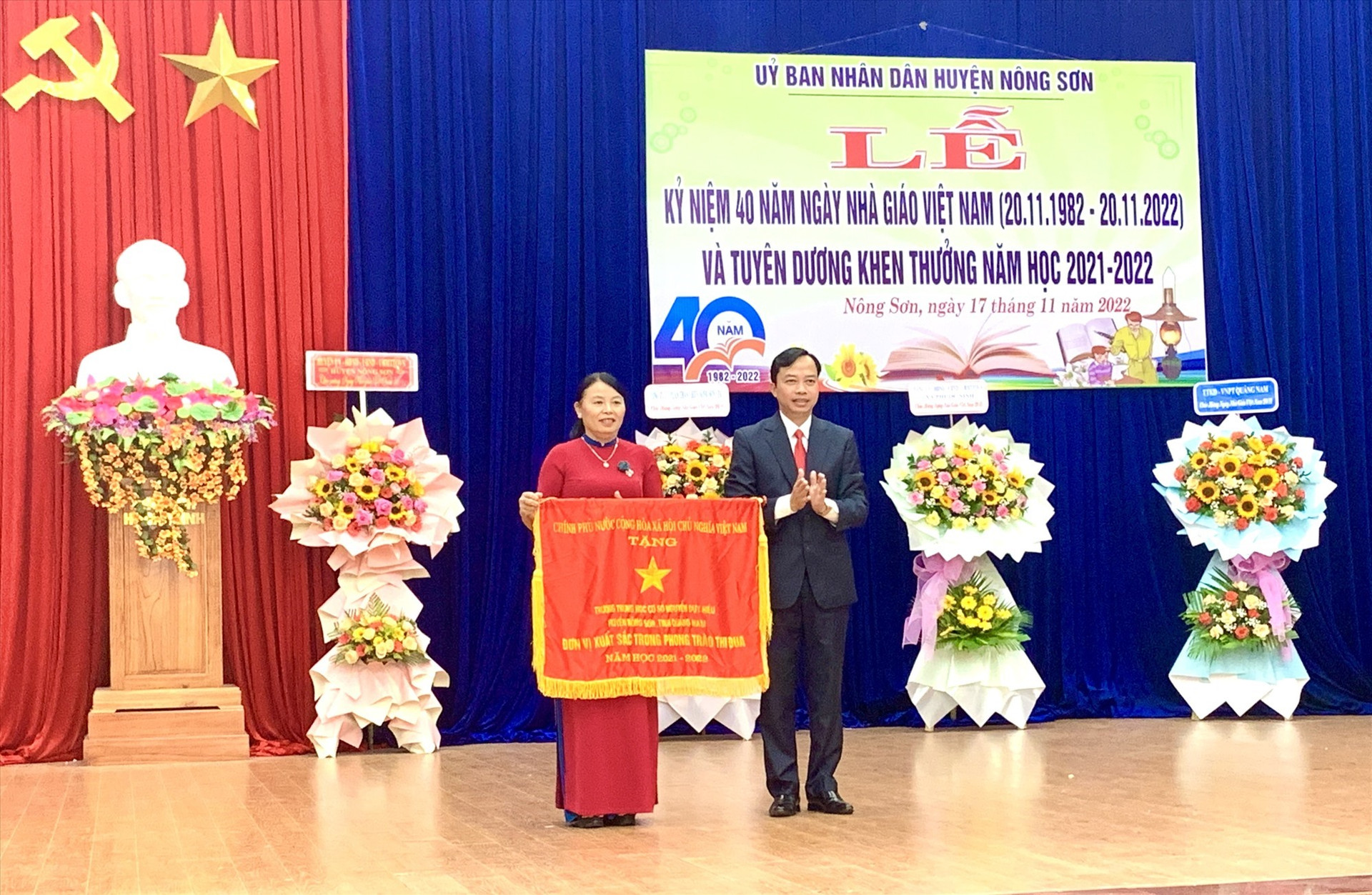 Đồng chí Quảng Văn Ngọc- Bí thư Huyện ủy trao Cờ thi đua của Thủ tướng Chính Phủ cho trường THCS Ngyễn Duy Hiệu. Ảnh MINH THÔNG