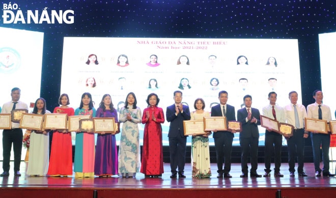 Bí thư Thành ủy Nguyễn Văn Quảng (giữa) và lãnh đạo HĐND thành phố, Ủy ban MTTQVN thành phố Đà Nẵng, UBND thành phố chụp hình lưu niệm cùng các nhà giáo tiêu biểu. Ảnh: NGỌC HÀ