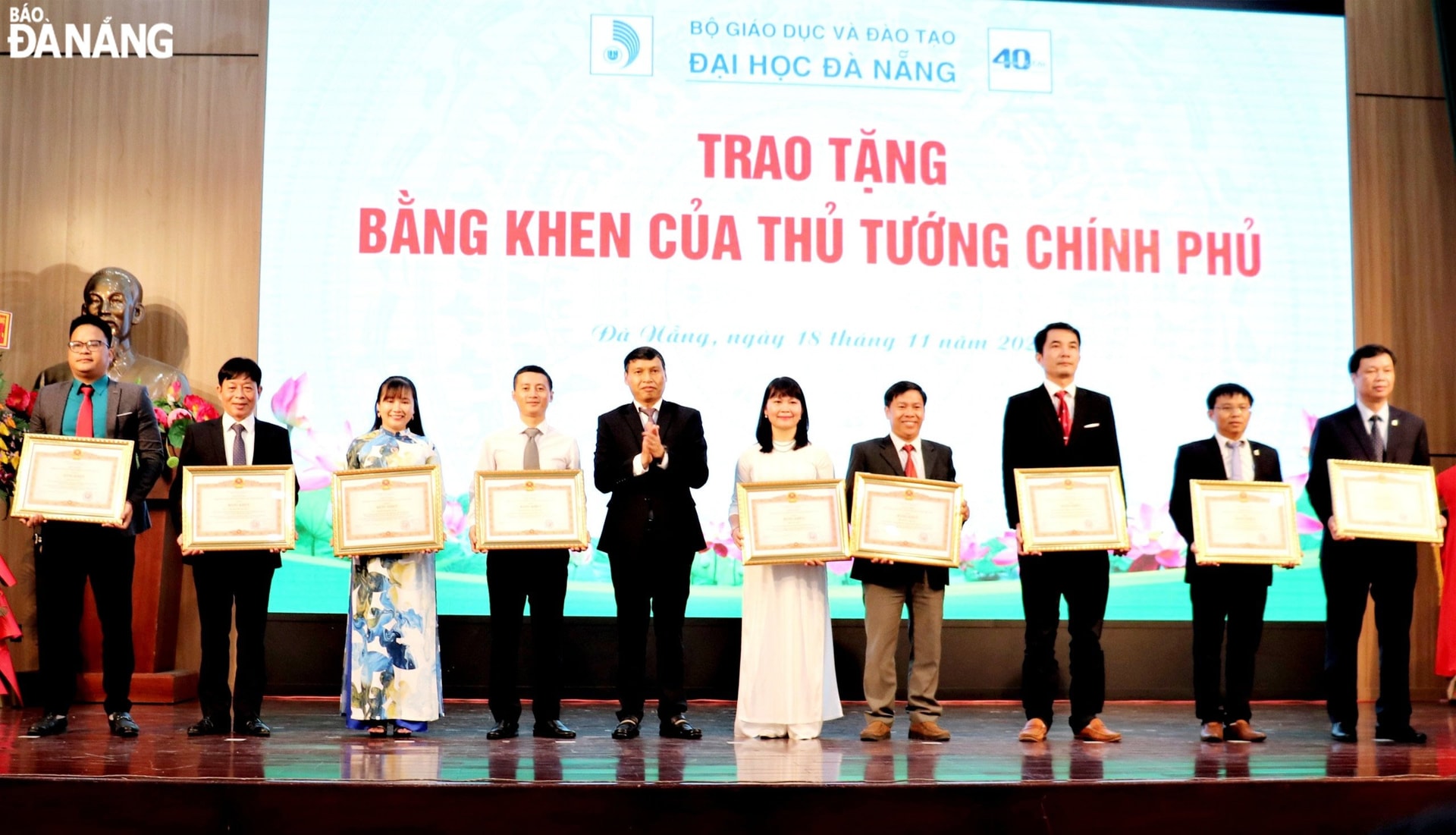 Thừa ủy quyền của Chủ tịch nước, Phó Chủ tịch Thường trực UBND thành phố Hồ Kỳ Minh (phải) trao tặng Huân chương Lao động hạng Ba cho PGS.TS Lê Văn Huy, Phó Hiệu trưởng Trường ĐH Kinh tế. Ảnh: LÊ HÙNG