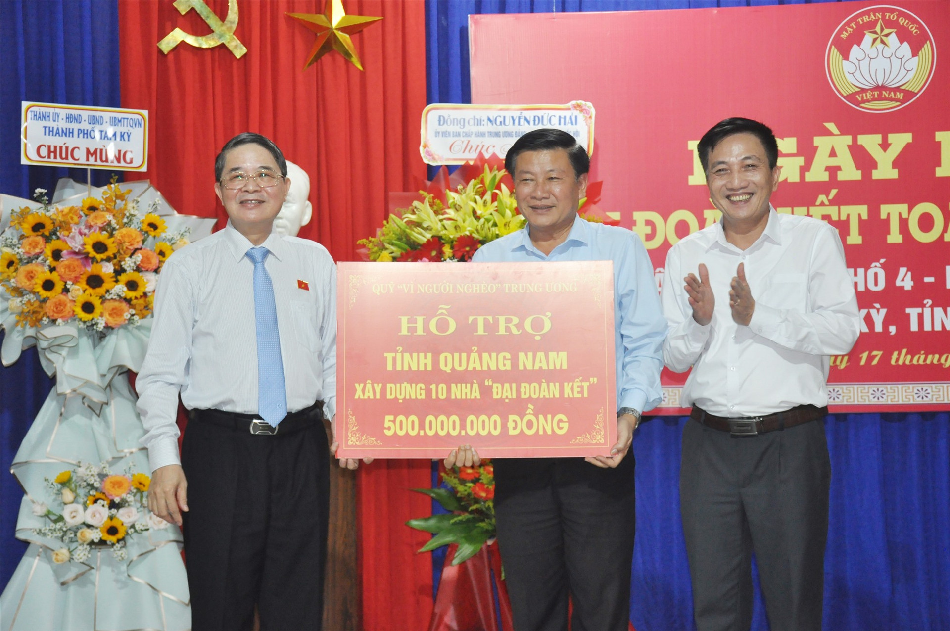 Phó Chủ tịch Quốc hội Nguyễn Đức Hải trao tặng Quảng Nam xây dựng 10 căn nhà đại đoàn kết cho người dân. Ảnh: N.Đ