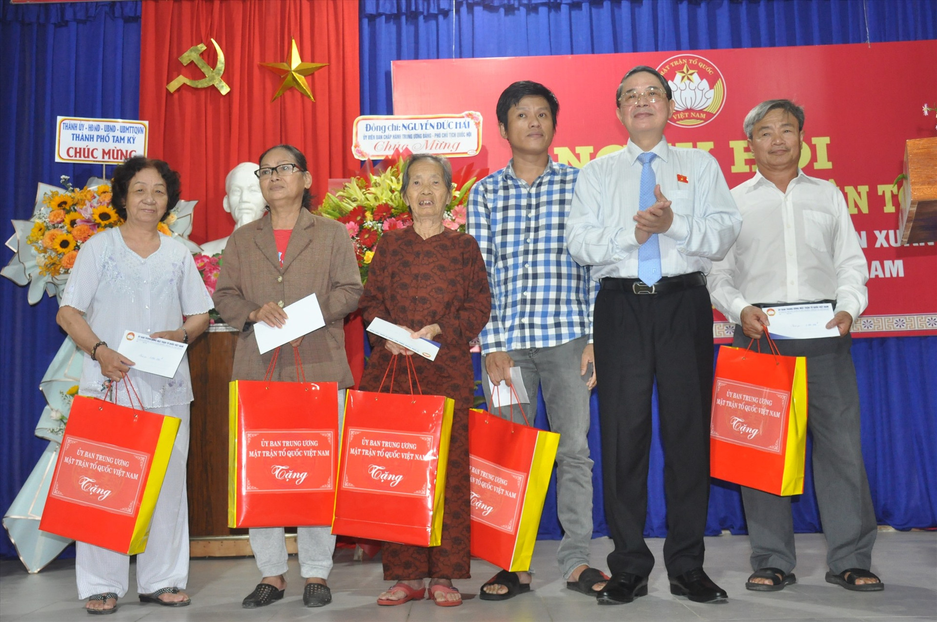 Phó Chủ tịch Quốc hội Nguyễn Đức Hải trao tặng quà cho hộ chính sách, hộ có hoàn cảnh khó khăn trên địa bàn Khối phố 4. Ảnh: N.Đ
