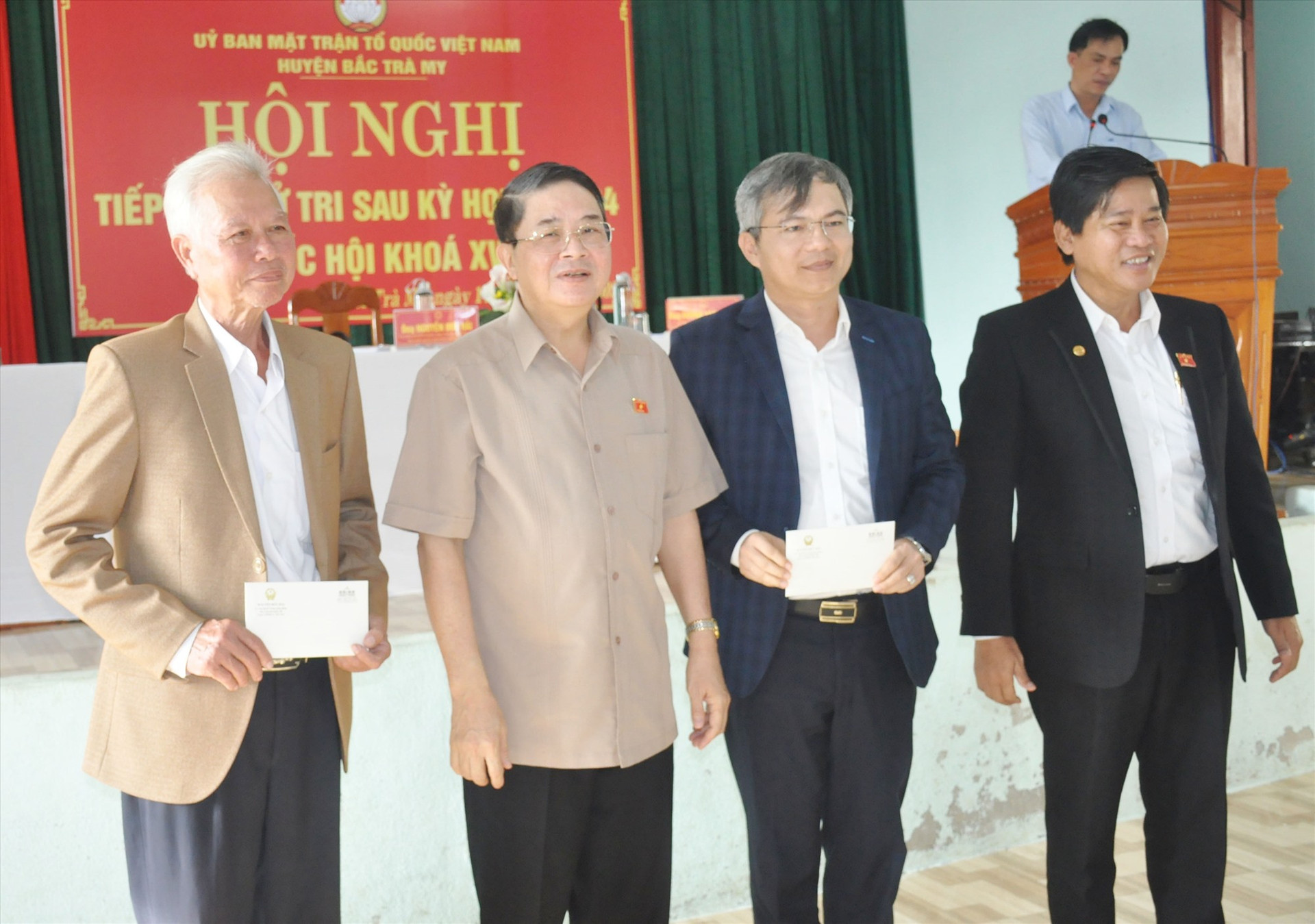 Dịp này, Phó Chủ tịch Quốc hội Nguyễn Đức Hải trao tặng 40 triệu đồng hỗ trợ các em học sinh có hoàn cảnh khó khăn hiếu học của hai huyện Nam Trà My và Bắc Trà My. Ảnh: N.Đ