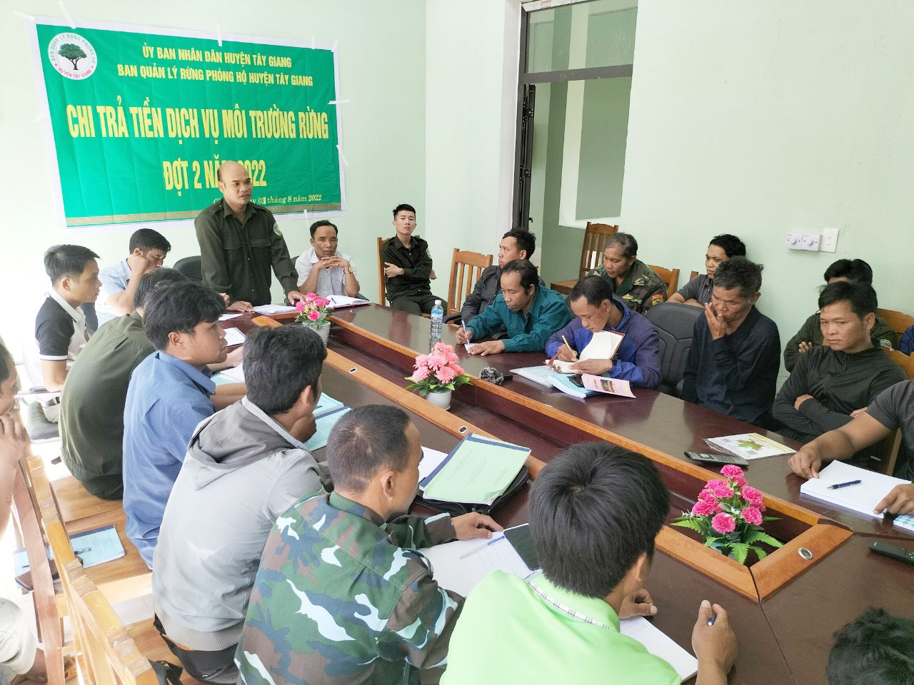 Chi trả dịch vụ môi trường rừng cho các tổ quản lý bảo vệ rừng tại Tây Giang. Ảnh: T.C