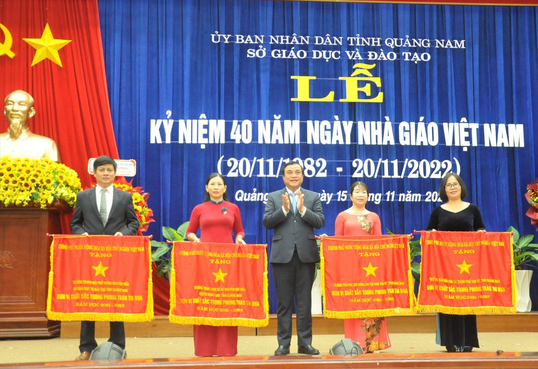 Bí thư Tỉnh ủy Phan Việt Cường trao Cờ thi đua của Chính phủ tặng 4 tập thể. Ảnh: X.P