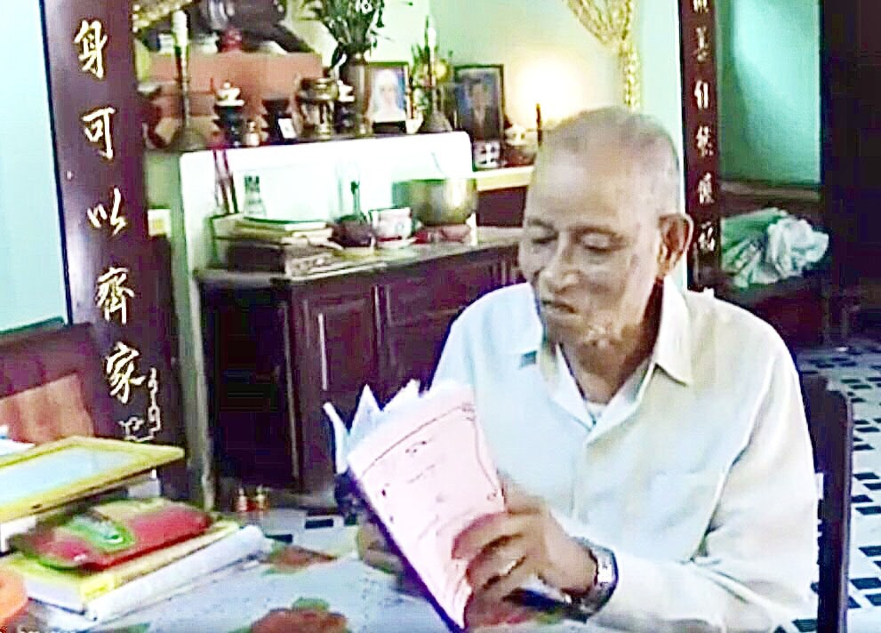 Thầy Nguyễn Văn Nhung với thú vui làm thơ sau ngày về hưu.Ảnh: V.M