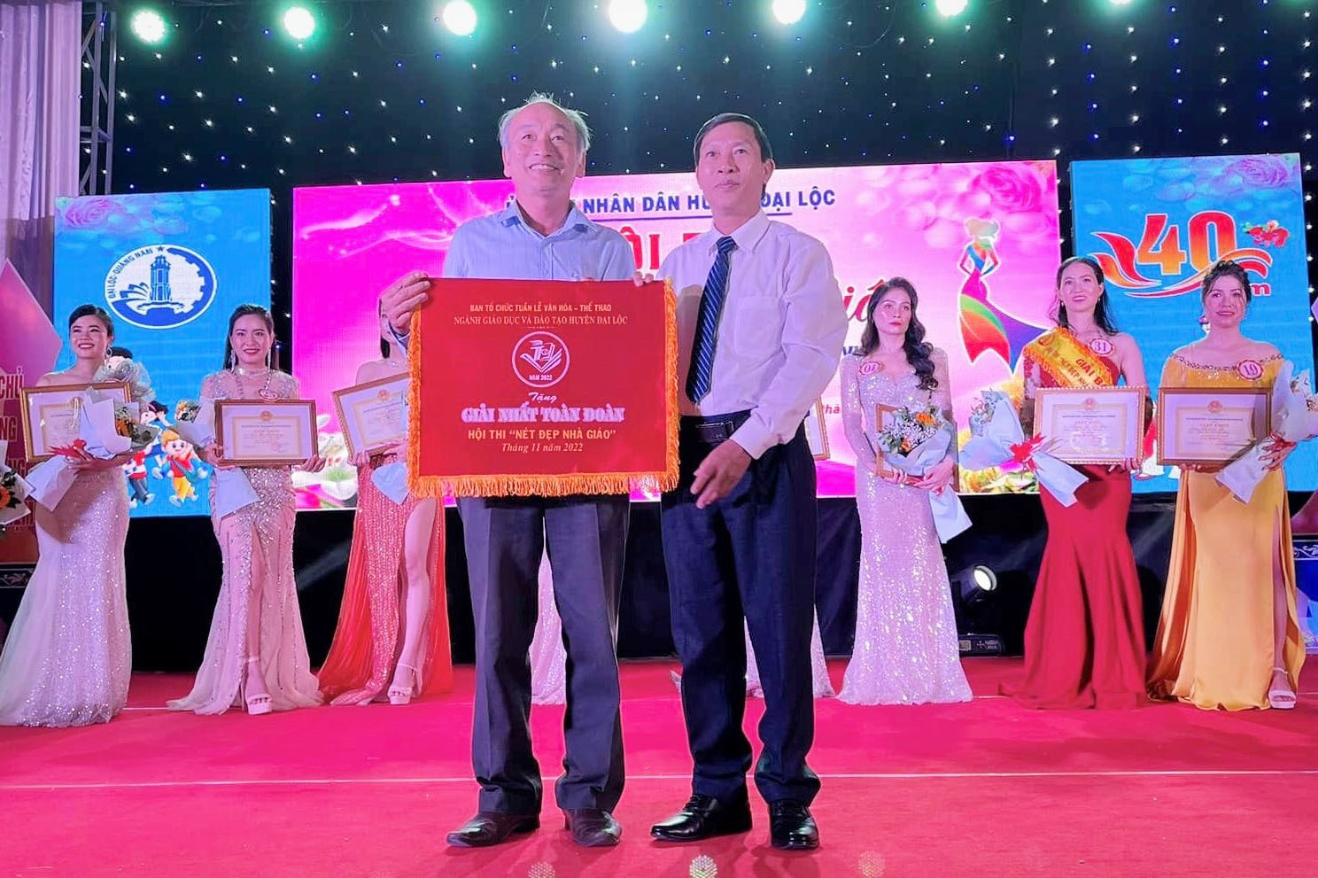 Thầy giáo Lê Văn Tài thay mặt trường nhận giải tại hội thi “Nét đẹp nhà giáo” do huyện Đại Lộc tổ chức. Ảnh:PT
