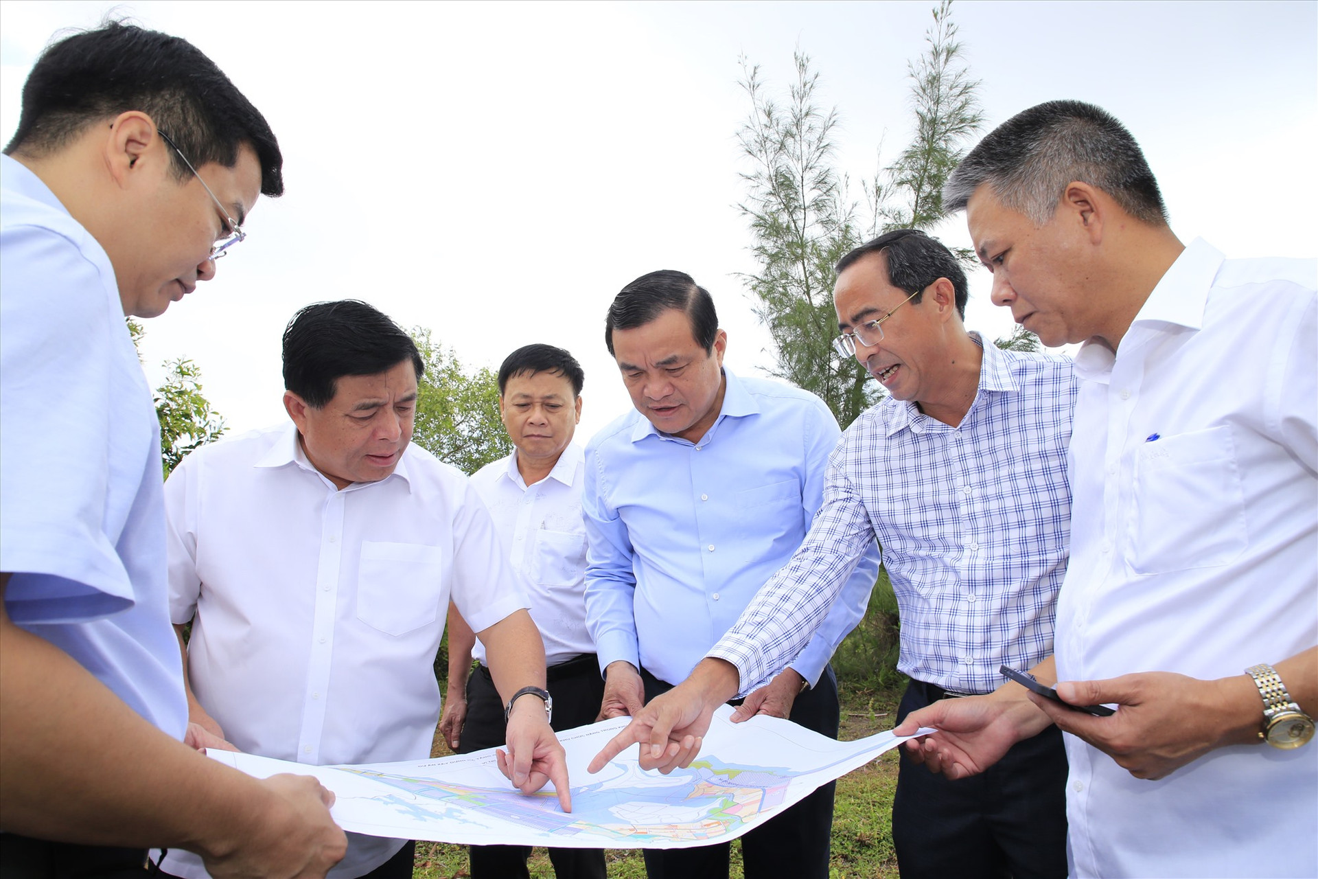 Bộ trưởng Nguyễn Chí Dũng cùng Bí thư Tỉnh ủy Phan Việt Cường khảo sát tại ngoại vi sân bay Chu Lai.