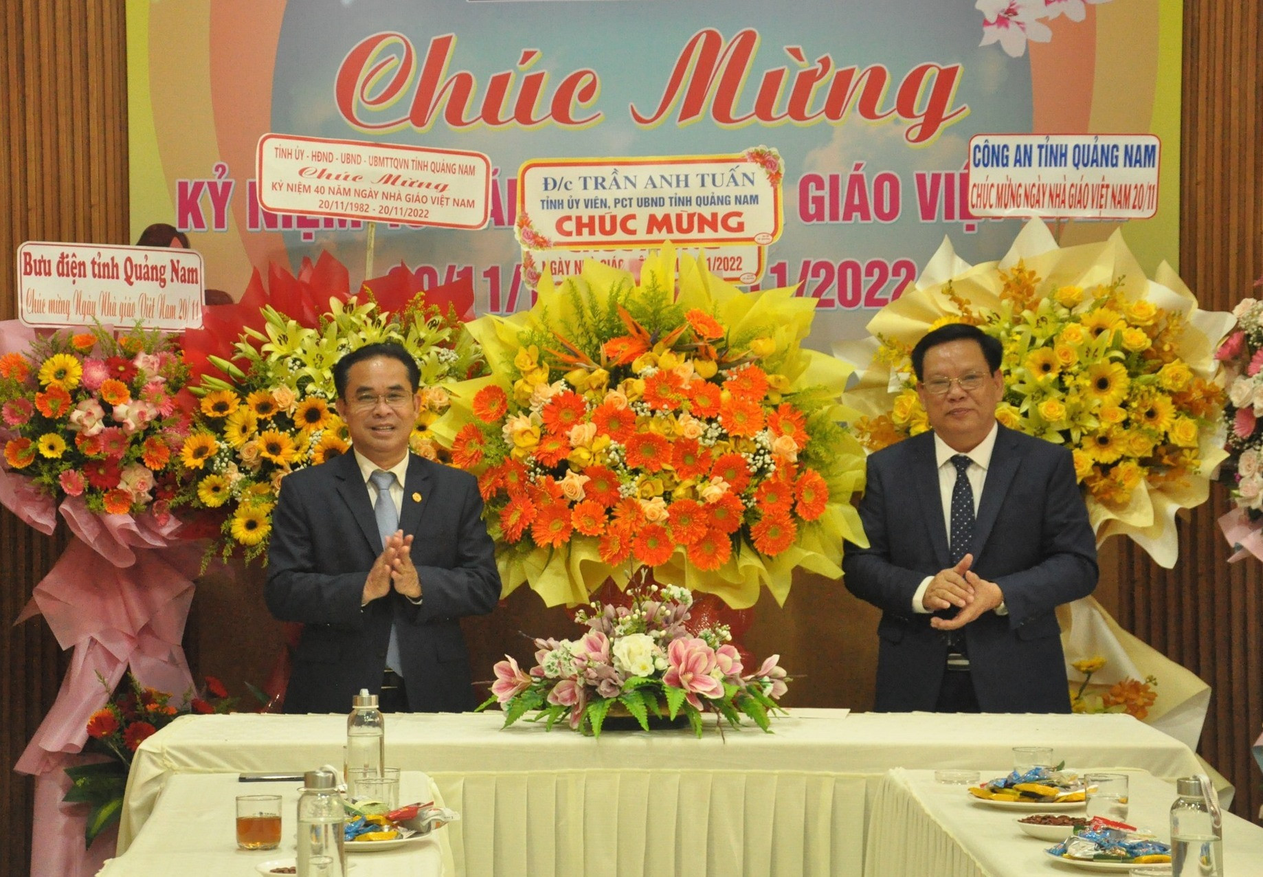 Phó Chủ tịch UBND tỉnh Trần Anh Tuấn tặng hoa chúc mừng lãnh đạo Sở GD-ĐT. Ảnh: X.P