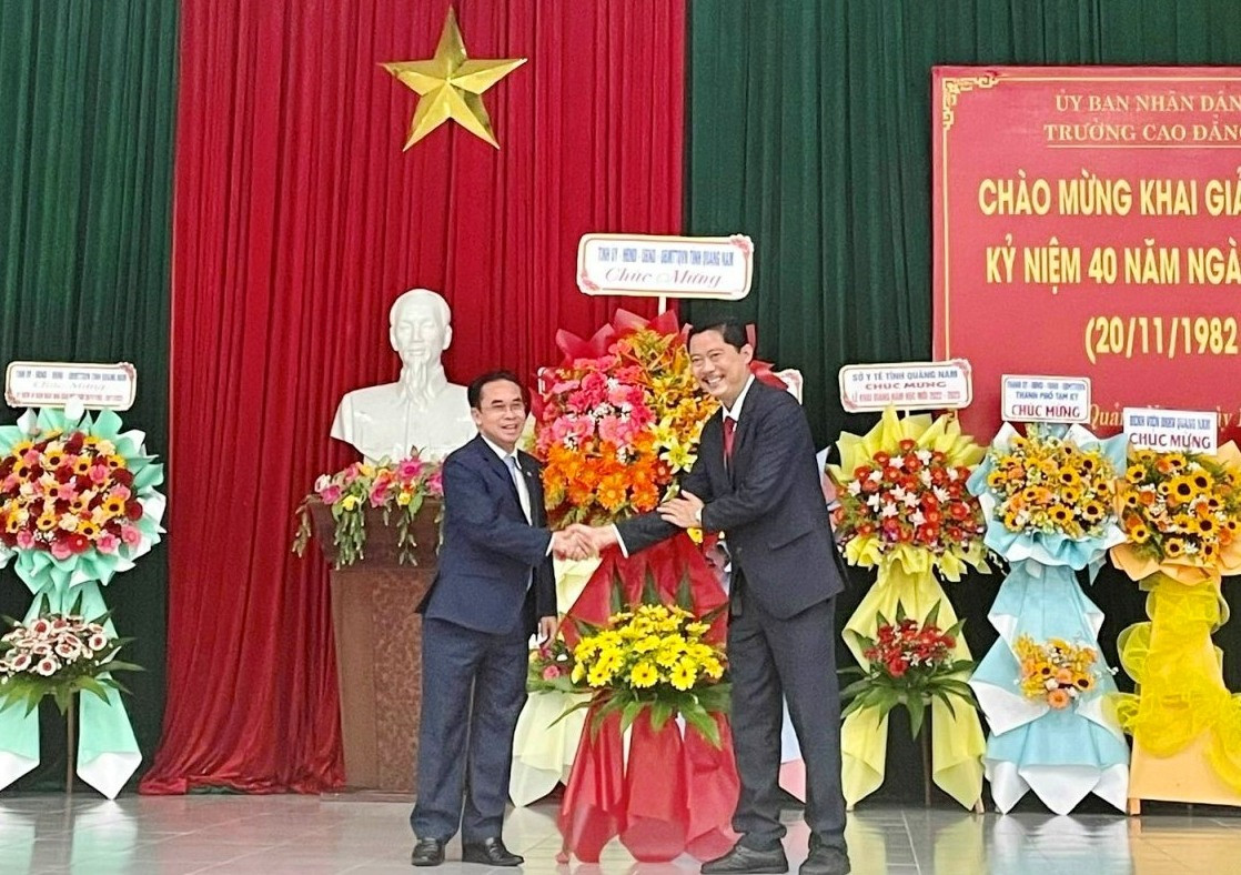 Phó Chủ tịch UBND tỉnh Trần Anh Tuấn tặng hoa chúc mừng nhà trường. Ảnh: X.P