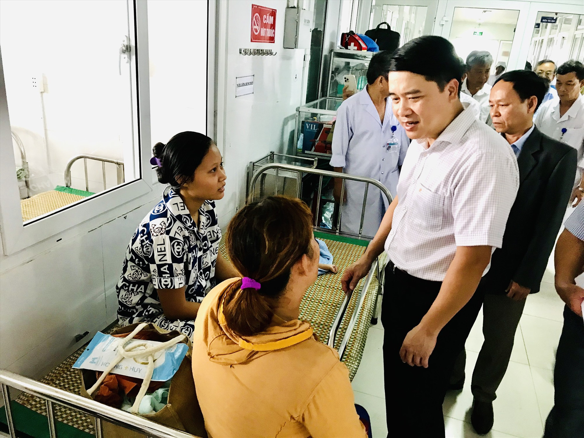 Phó Chủ tịch UBND tỉnh Trần Văn Tân động viên bệnh nhân SXH đang điều trị tại Bệnh viện ĐKKV miền núi phía bắc Quảng Nam. Ảnh: Q.T