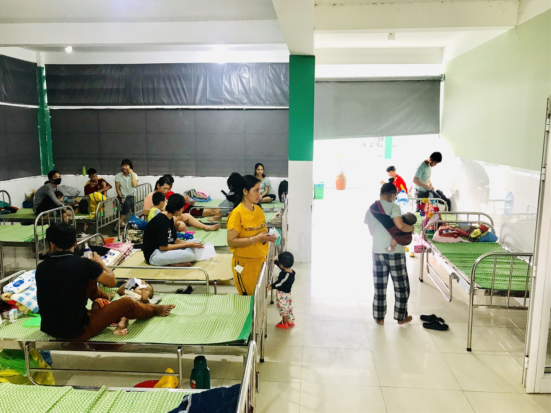 Số ca điều trị SXH tại Bệnh viện ĐKKV miền núi phía bắc Quảng Nam vẫn còn khá cao, phải kê thêm giường ở khu vực hành lang. Ảnh: Q.T