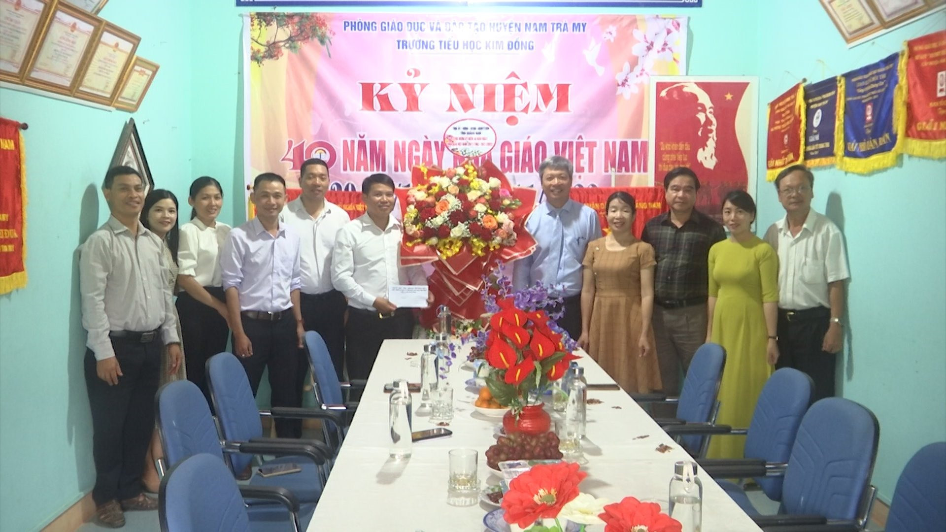 Phó Chủ tịch UBND tỉnh Hồ Quang Bửu tặng hoa chúc mừng 10/11 tại Trường Tiểu học Kim Đồng. Ảnh: P.T