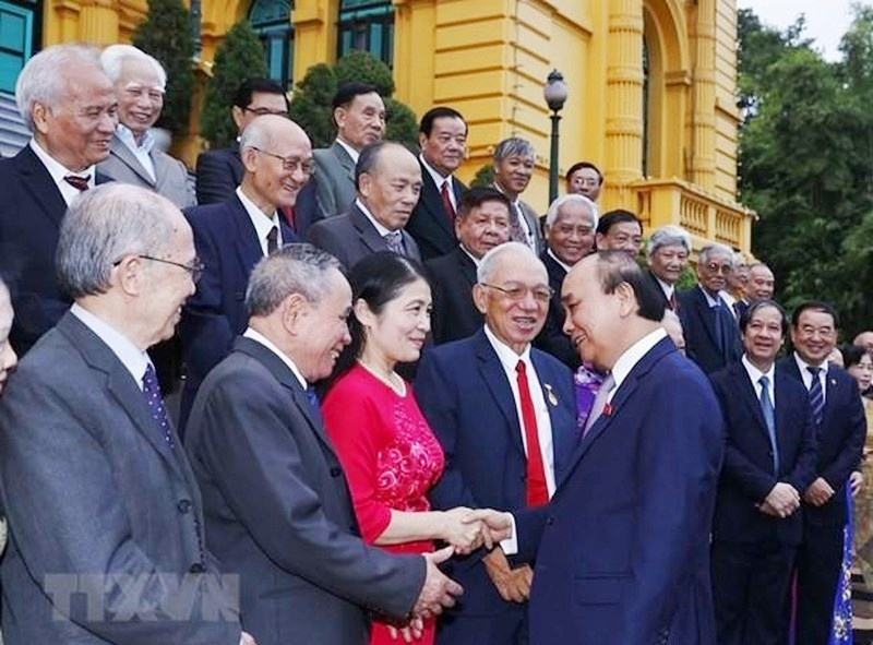 Chủ tịch nước Nguyễn Xuân Phúc với đoàn đại biểu Hội Cựu Giáo chức Việt Nam. (Ảnh: TTXVN)
