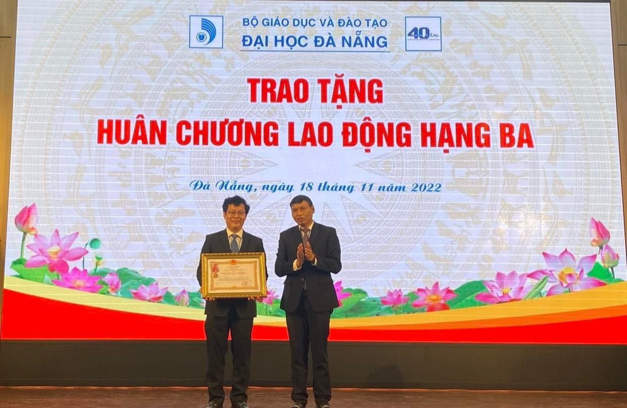 Đại học Đà Nẵng đón nhận Huân chương Lao động hàng Ba. Ảnh: K.L